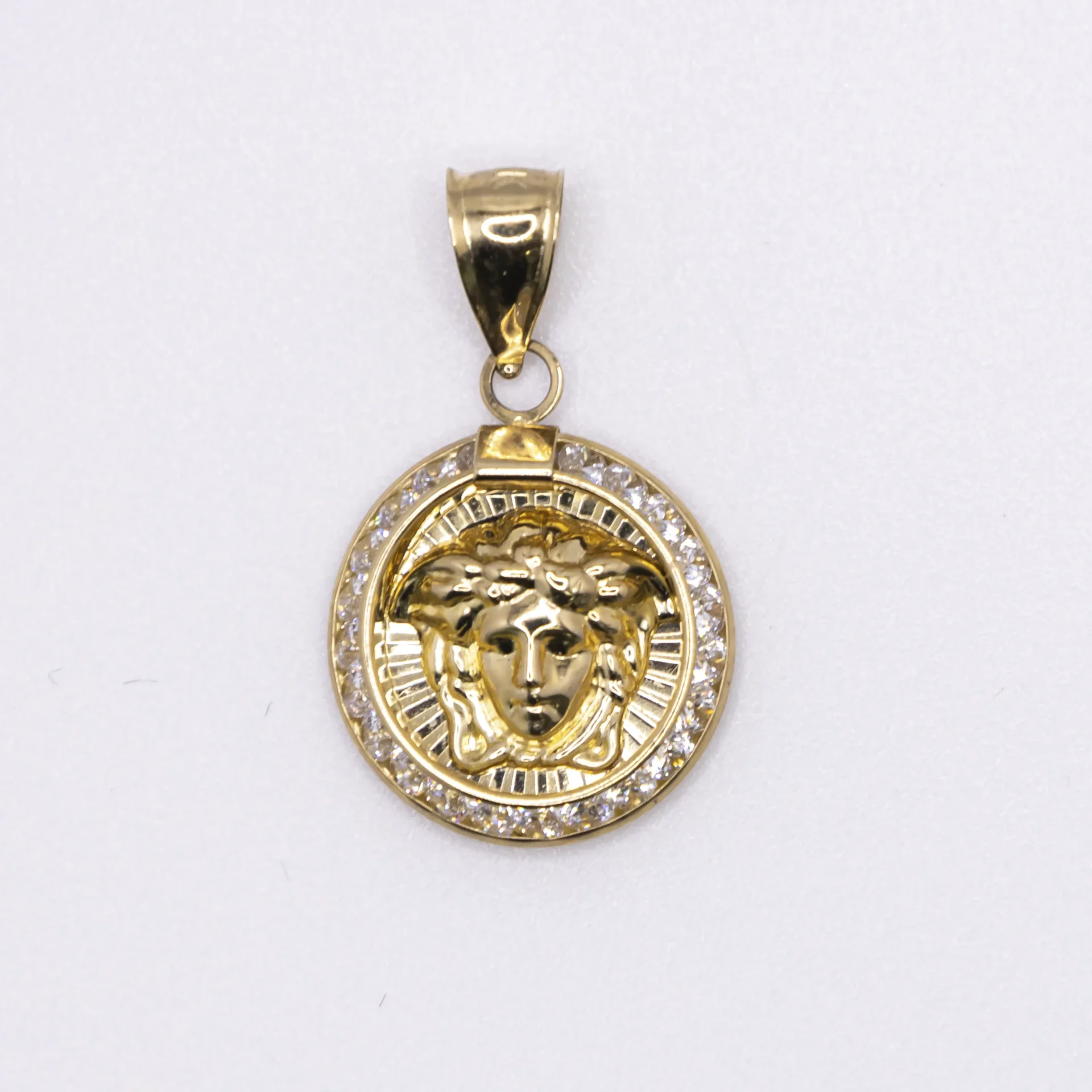 Dije pequeño con imagen de medusa versace zirconia y oro 10k