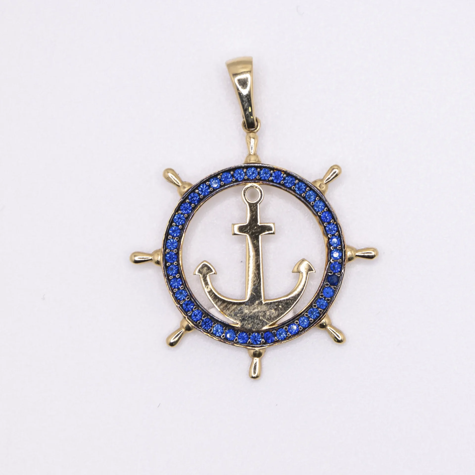Dije con imagen de timon y ancla con piedras color navy, 14k
