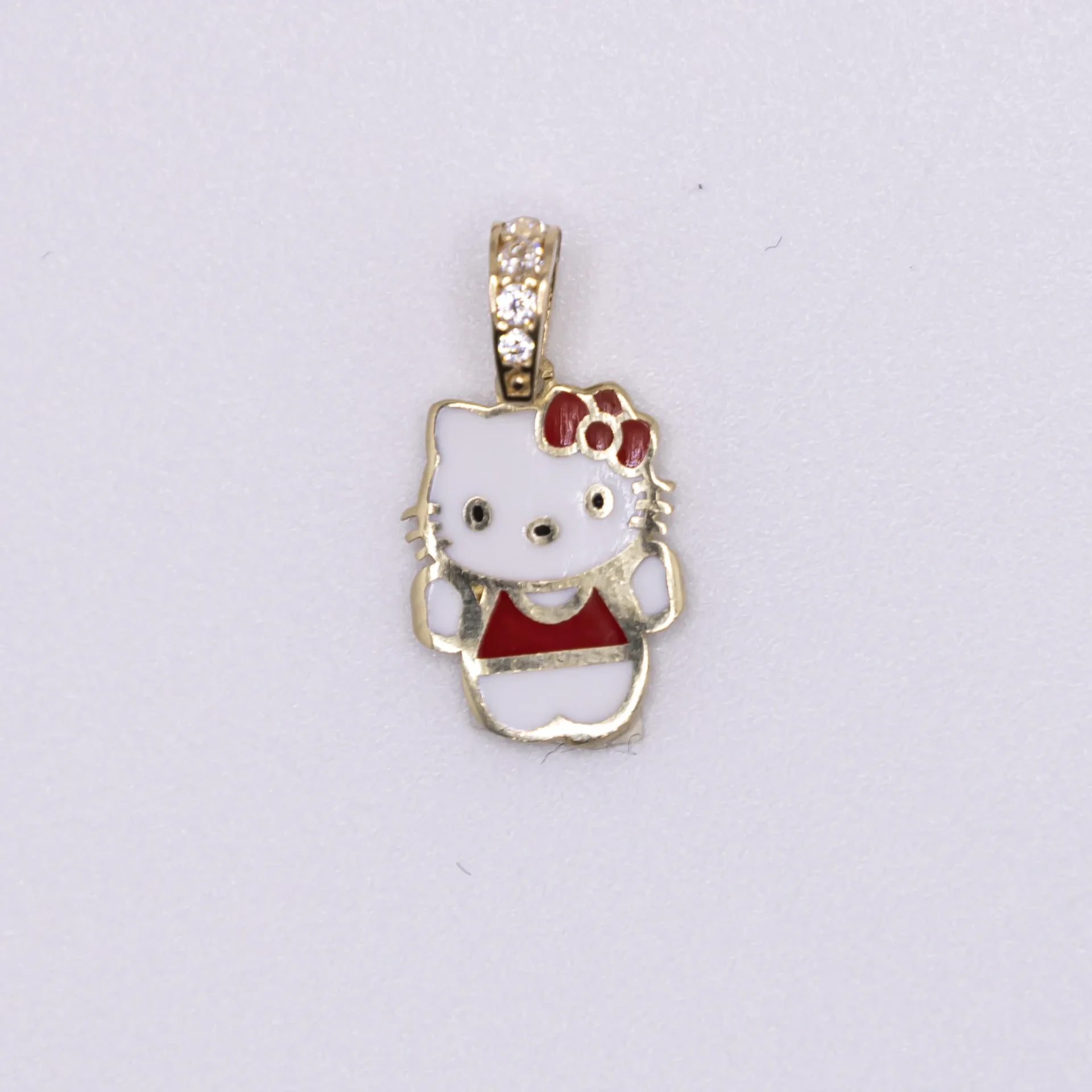 Dije de Hello Kitty con zirconia en la argolla 10k