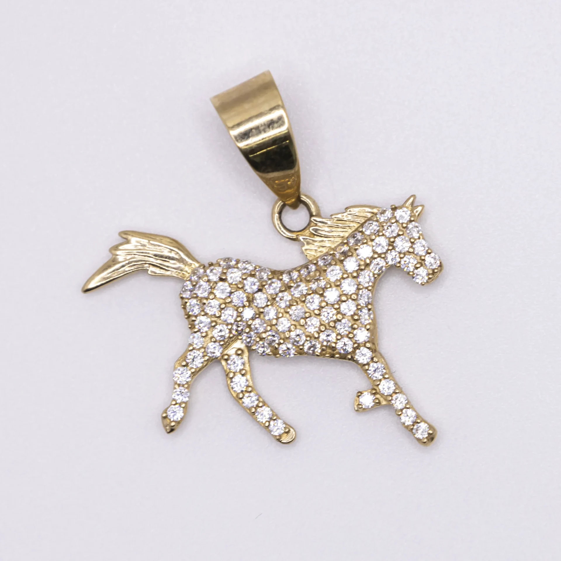 Dije de caballo en 10 k y zirconia