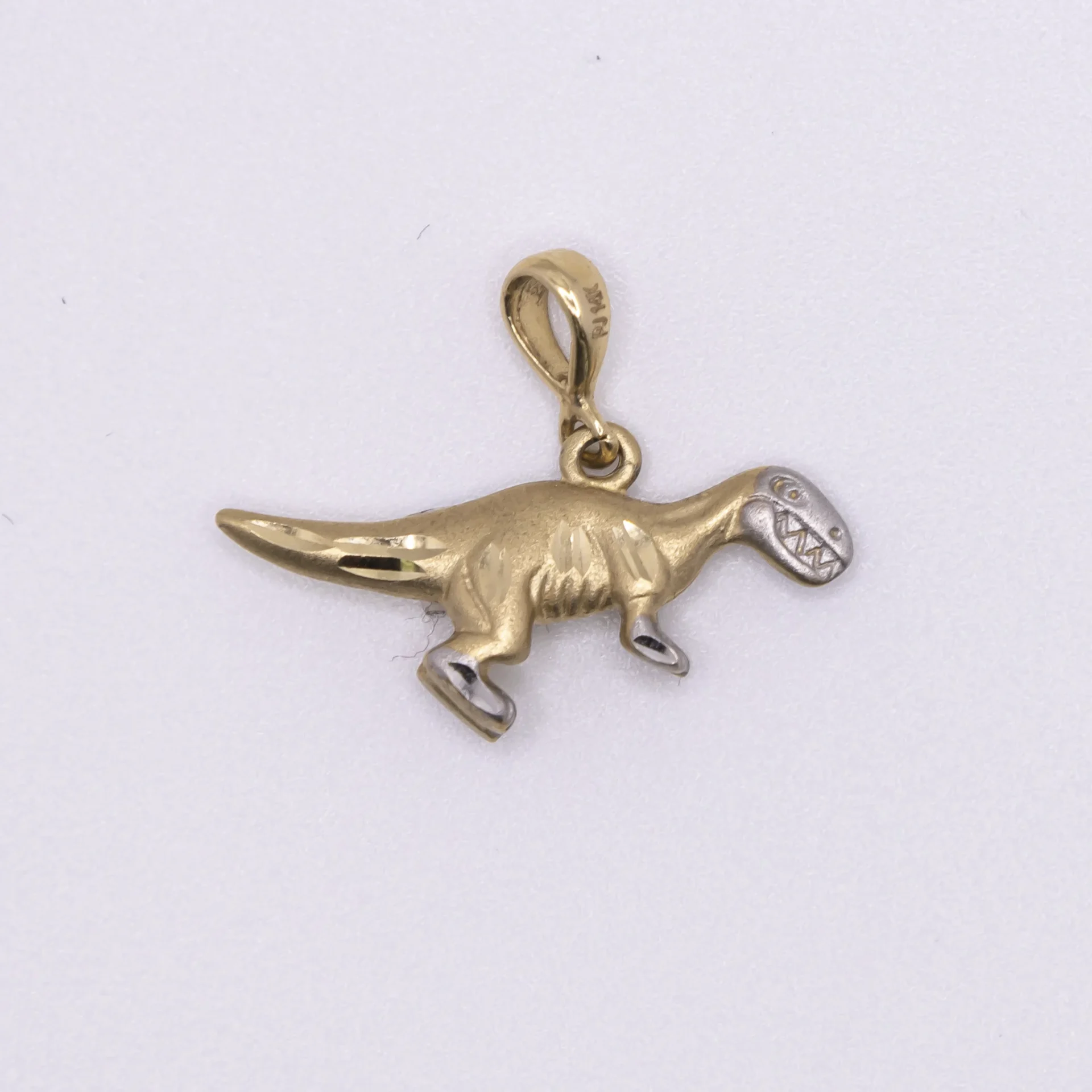 Dije en forma de dinosaurio oro blanco y amarillo 14k