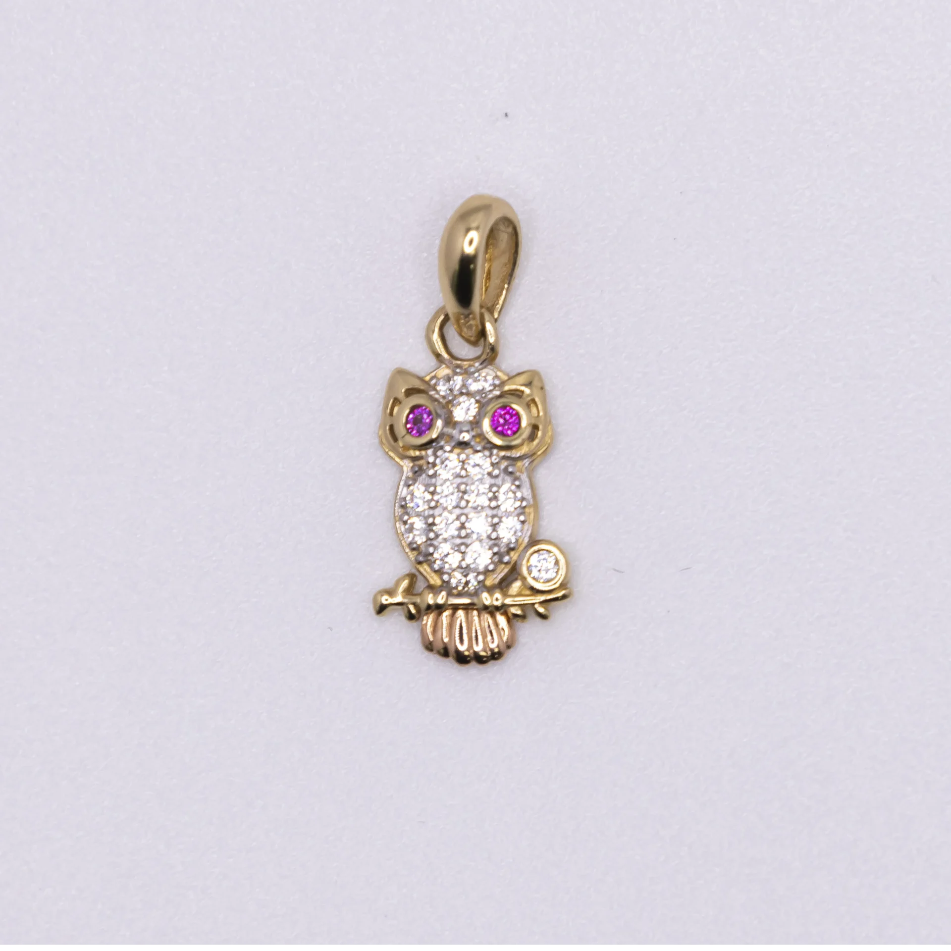 Dije en forma de lechuza con zirconia y ojos color rubi 14k