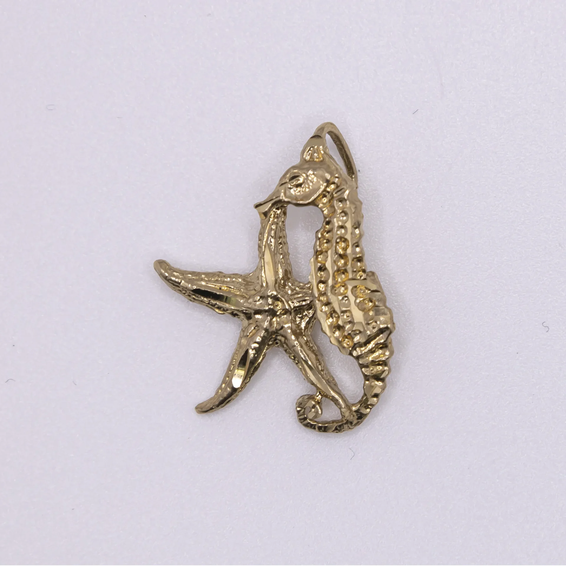 Dije en forma estrella y caballito de mar 14k