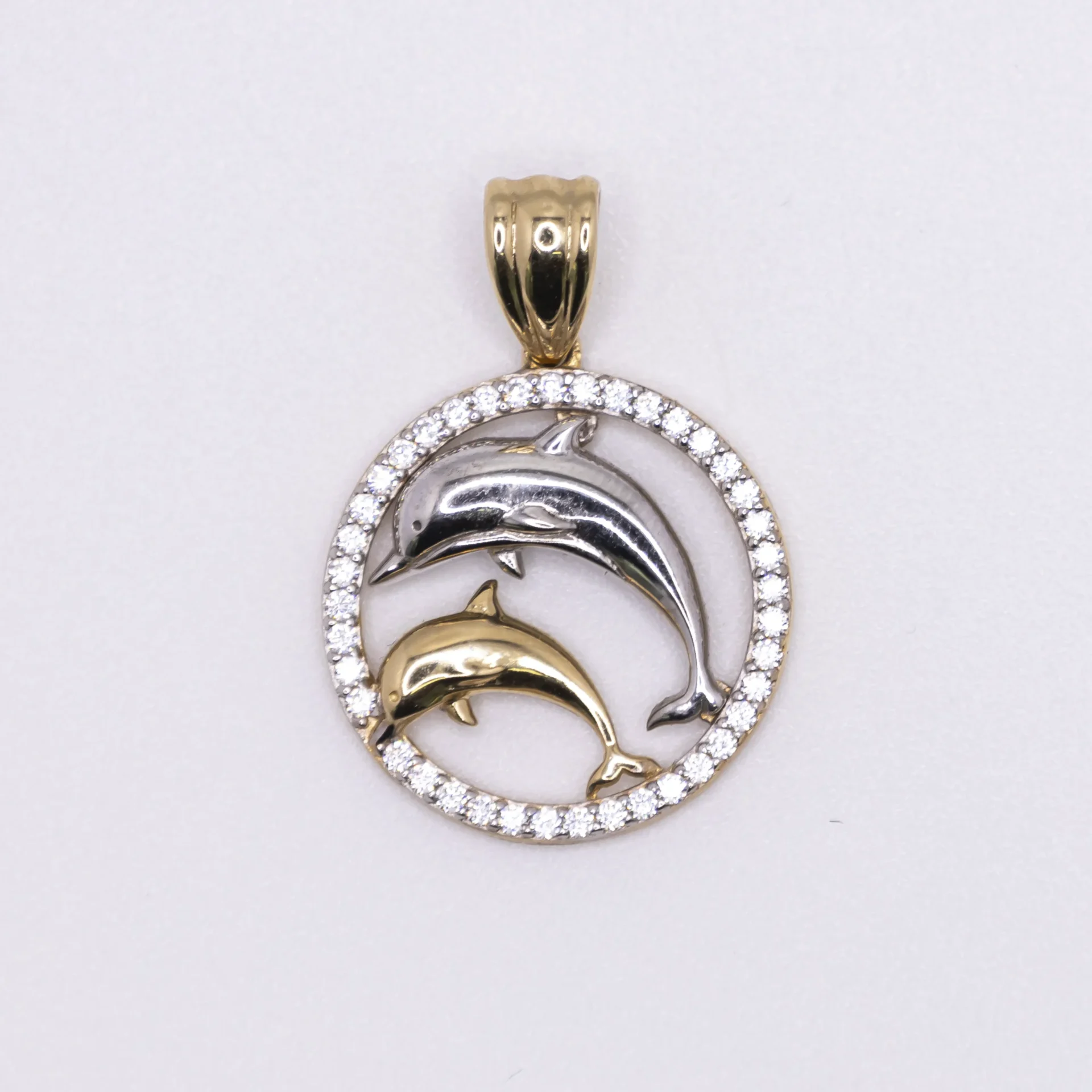 Dije en oro blanco y amarillo con forma de animal 14k, rodeado de zirconia