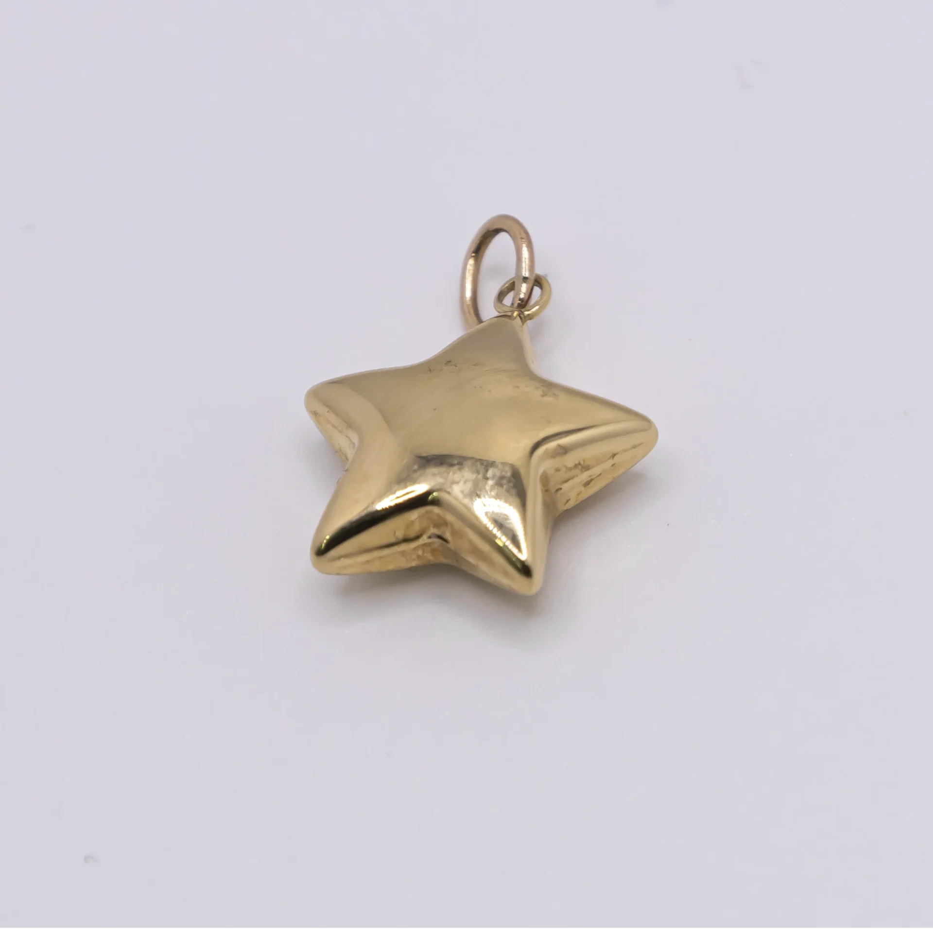 Dije pequeño modelo colgante 14k
