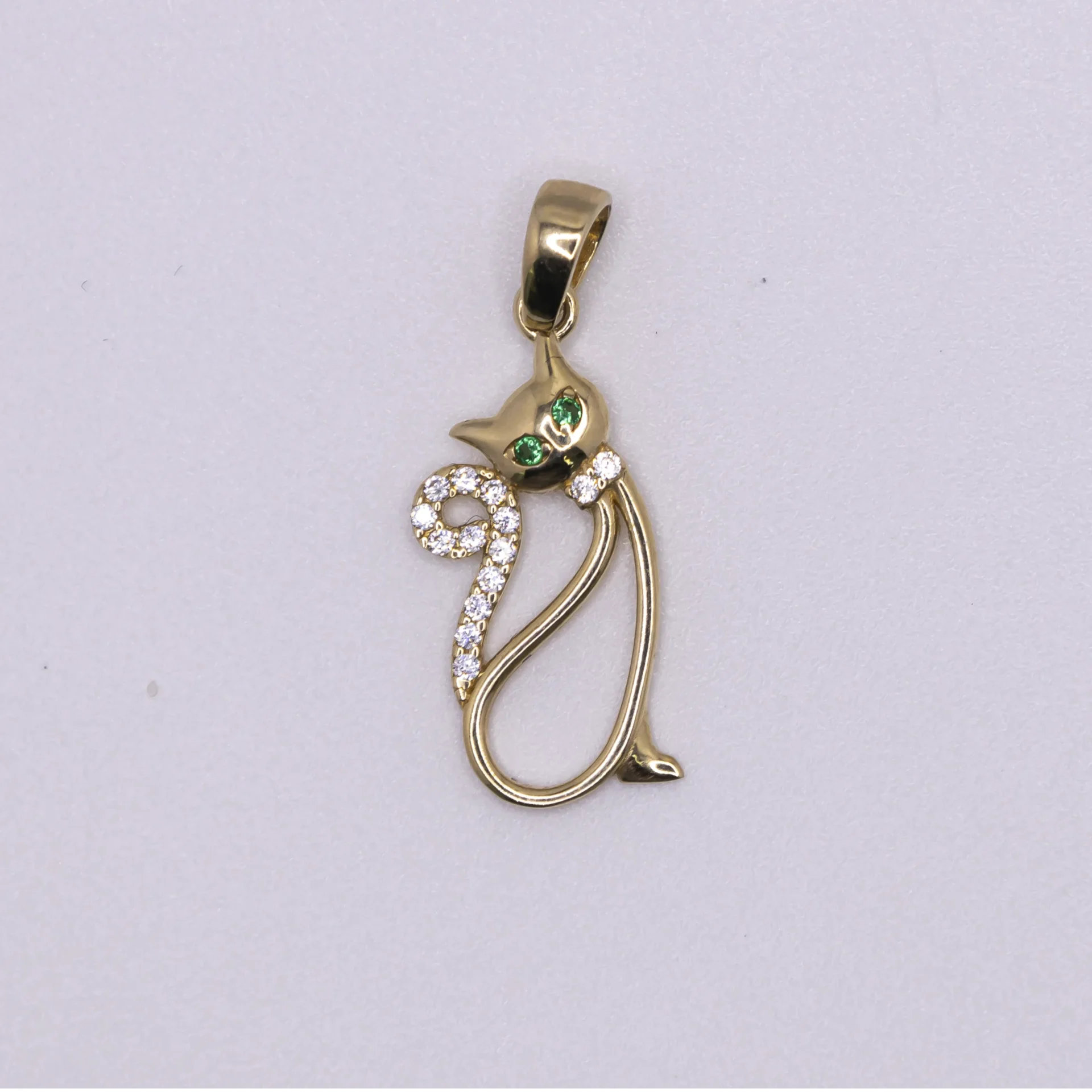 Dije pequeño con forma de animal con zirconia y oro 10k