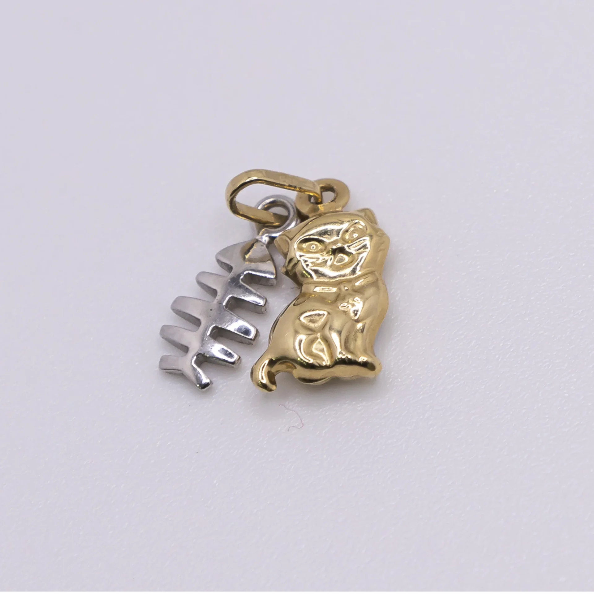 Dije pequeño con forma de animal en oro blanco y amarillo 14k
