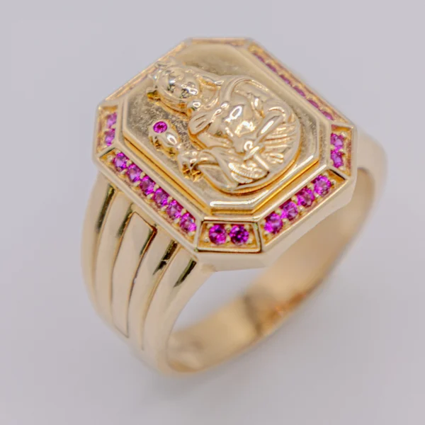 Anillo para Hombre con Santa Barbara y Piedra Color Rubí 14k