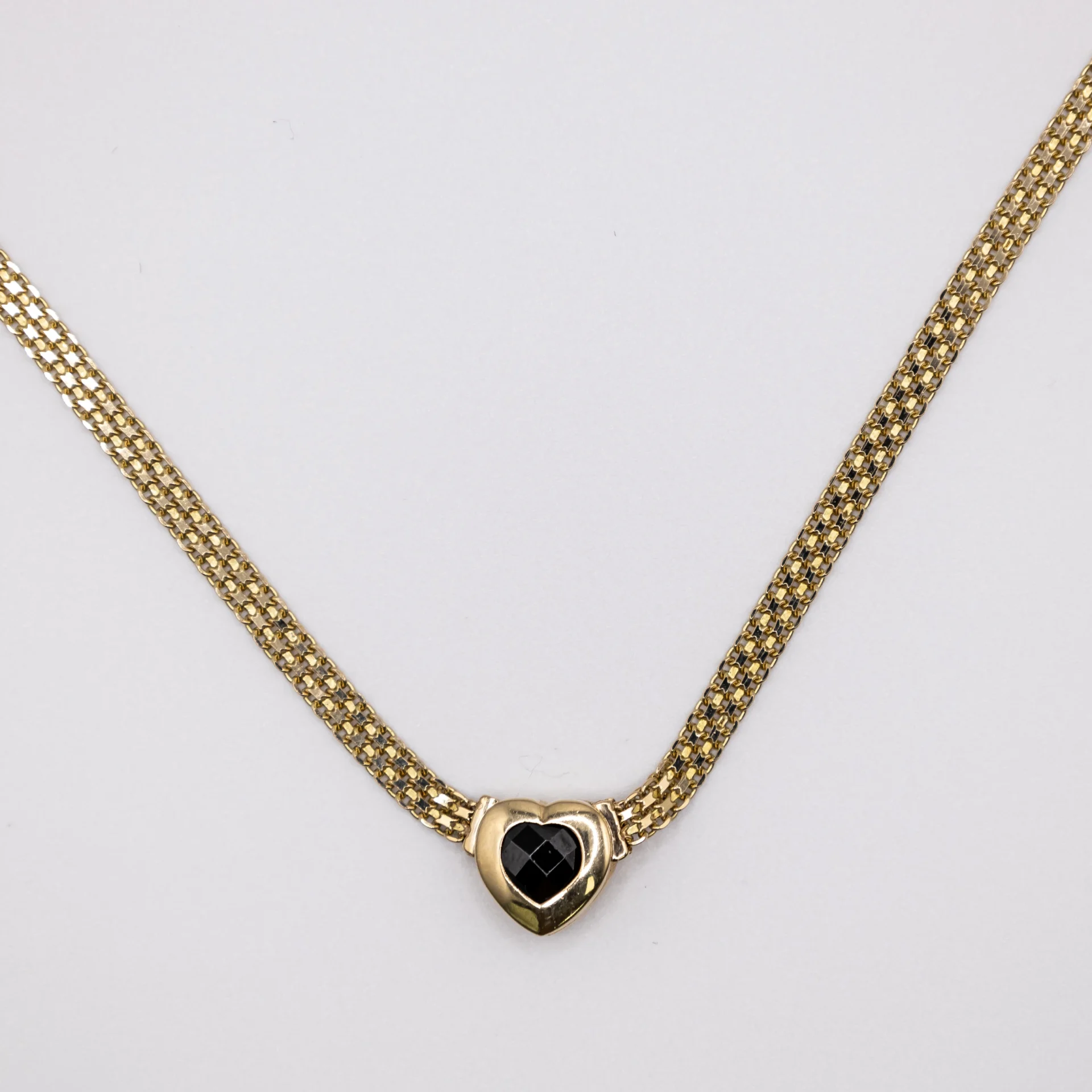 Gargantilla Estilo Bismark con corazon negro 14k