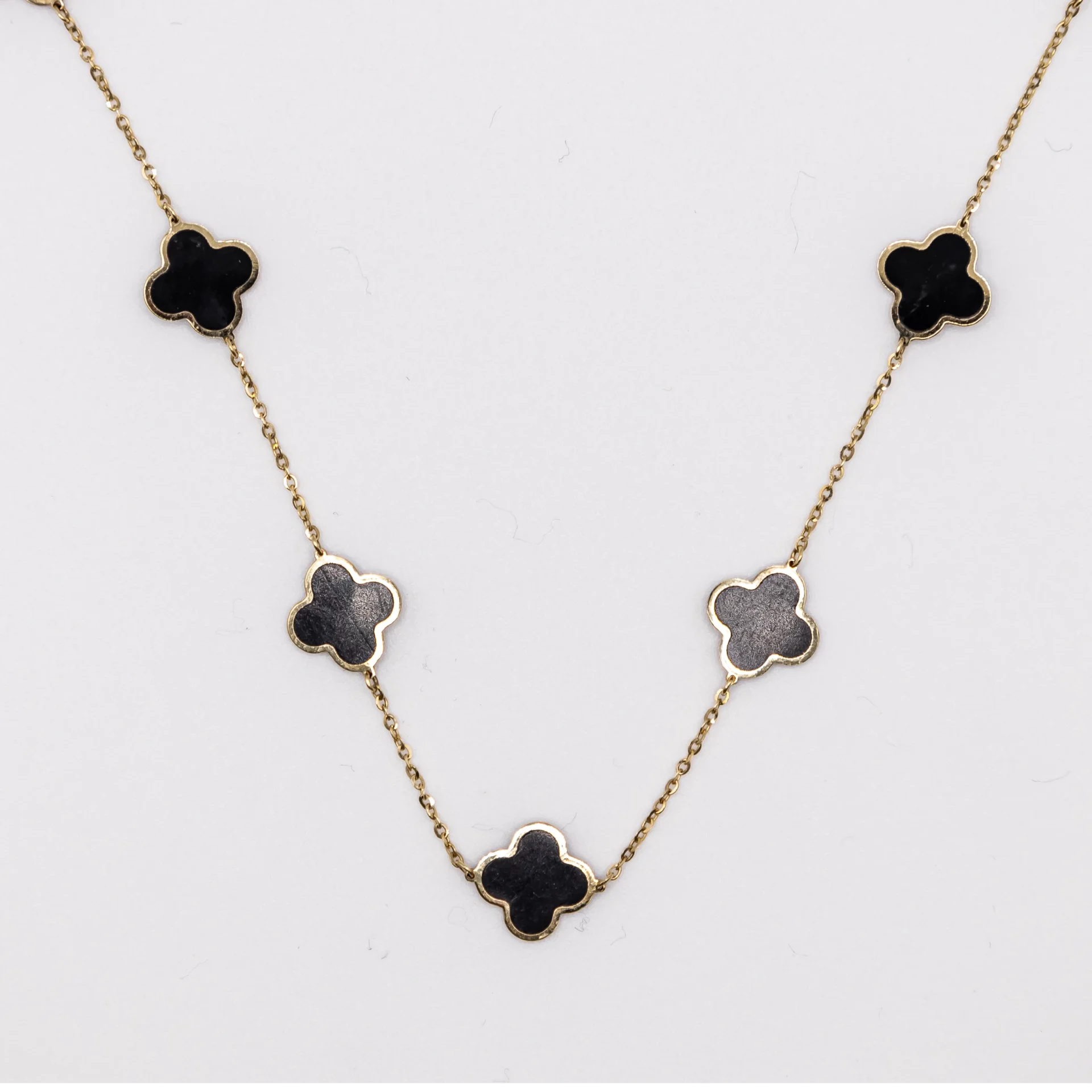 Cadena con Flores Grandes Negras 14k