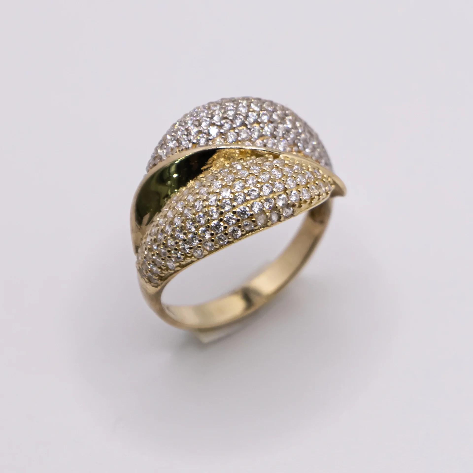 Anillo para Mujer con Diseño Entrecruzado y Zirconia 10k
