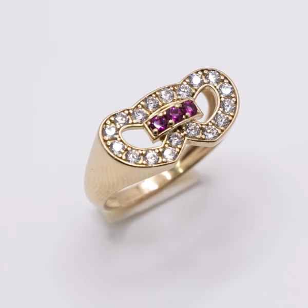 Anillo de Mujer con Piedras Color Rubí Entre Corazones - Imagen 2
