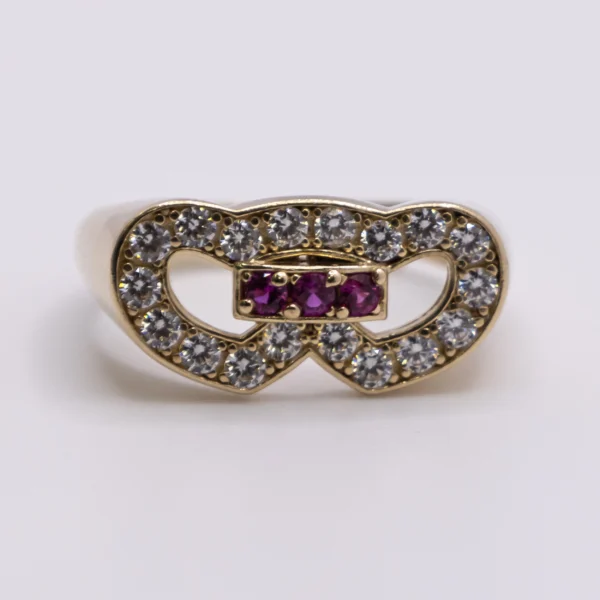 Anillo de Mujer con Piedras Color Rubí Entre Corazones - Imagen 3