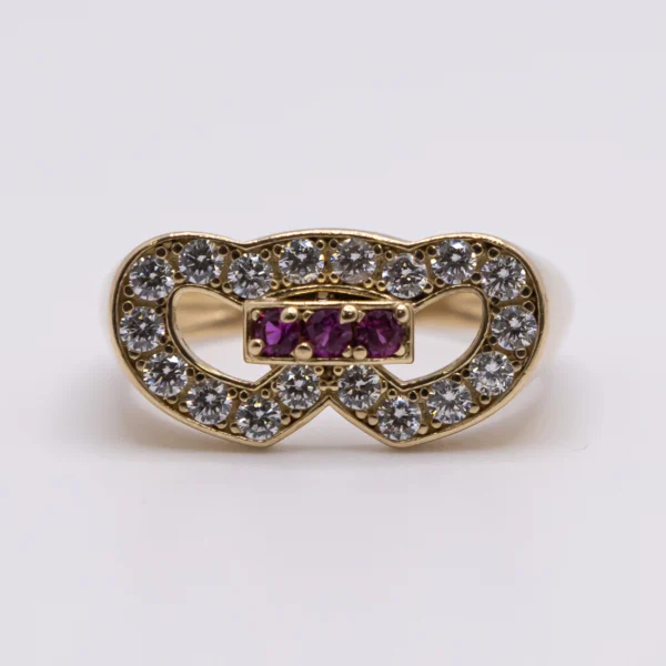 Anillo de Mujer con Piedras Color Rubí Entre Corazones - Imagen 4