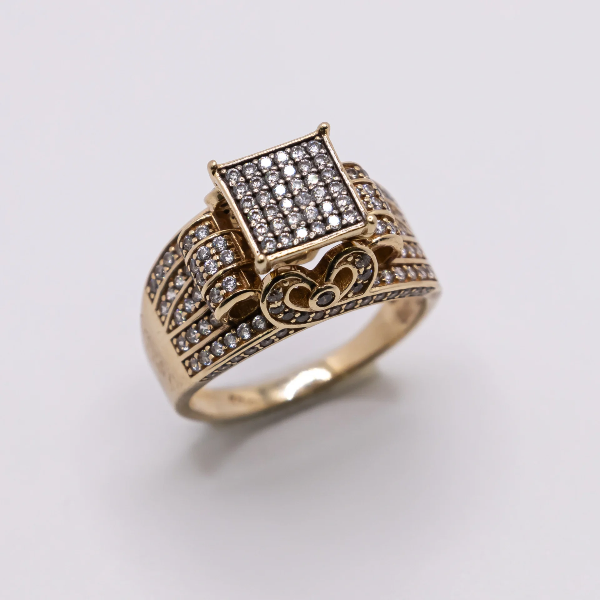 Anillo para Mujer con Estilo Princesa en Oro 10k