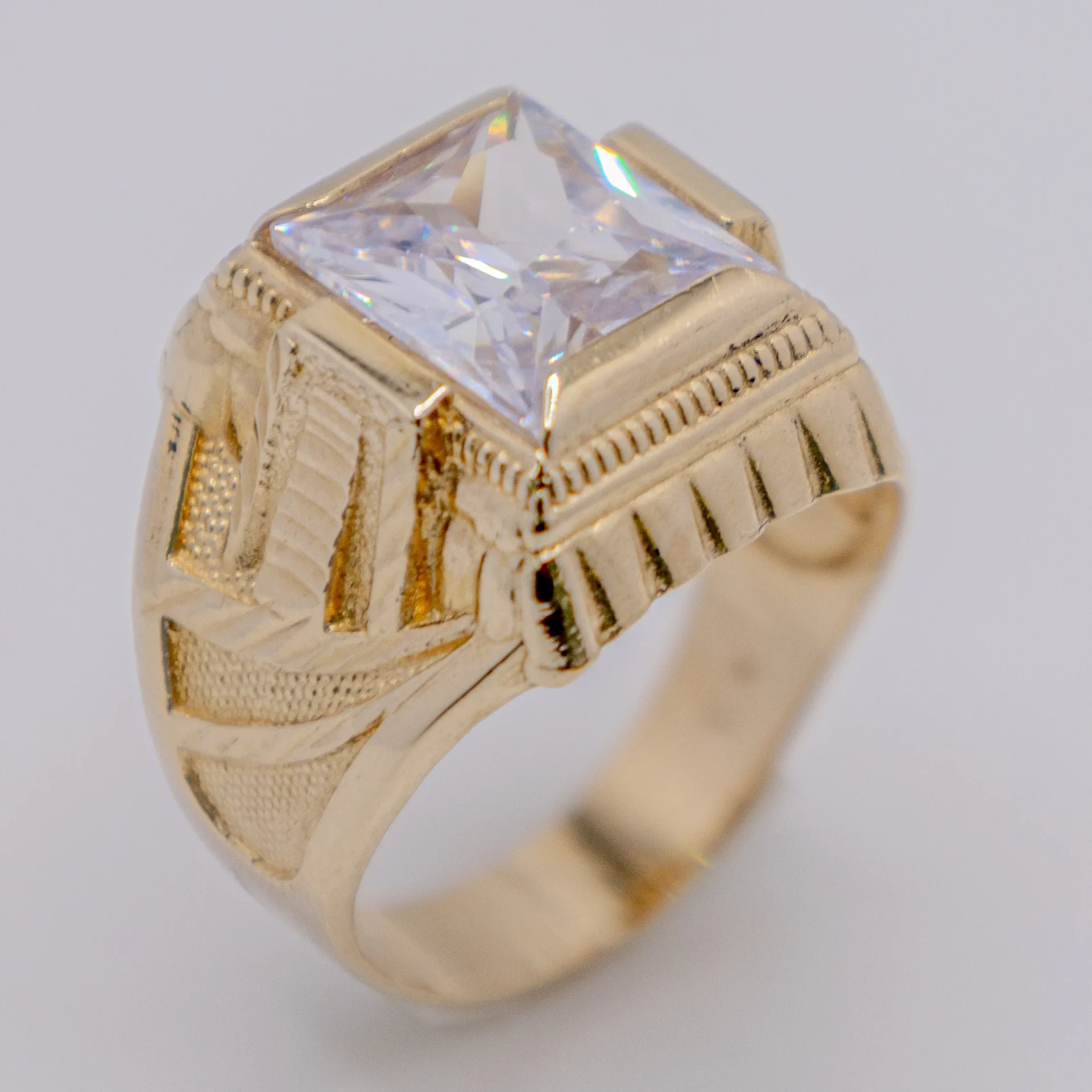 Anillo para Hombre con Piedra Blanca y Corte Brillo 14k