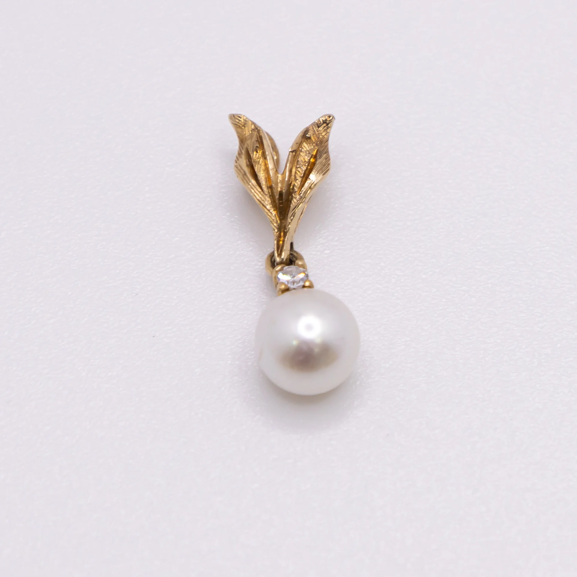 Dije con imitacion a perla y oro 14k