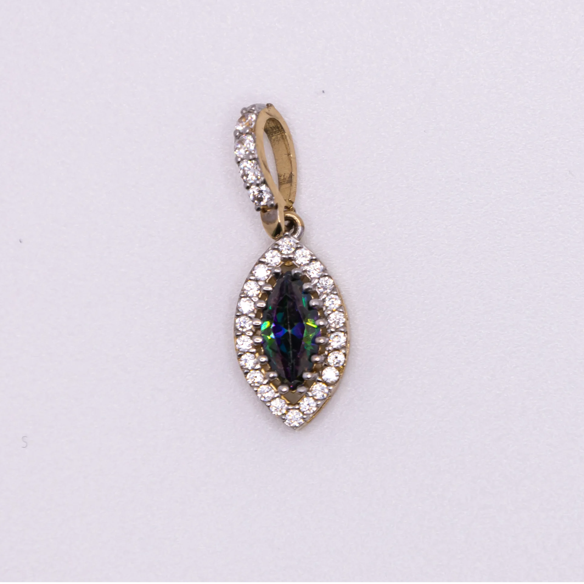 Dije con piedra color esmeralda rodeado de zirconia 10k