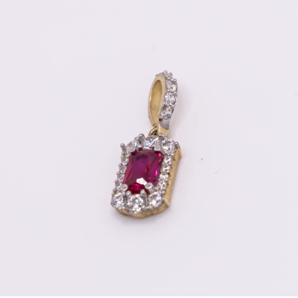 Dije con piedra color rubi rodeado de zirconia 10k - Imagen 2