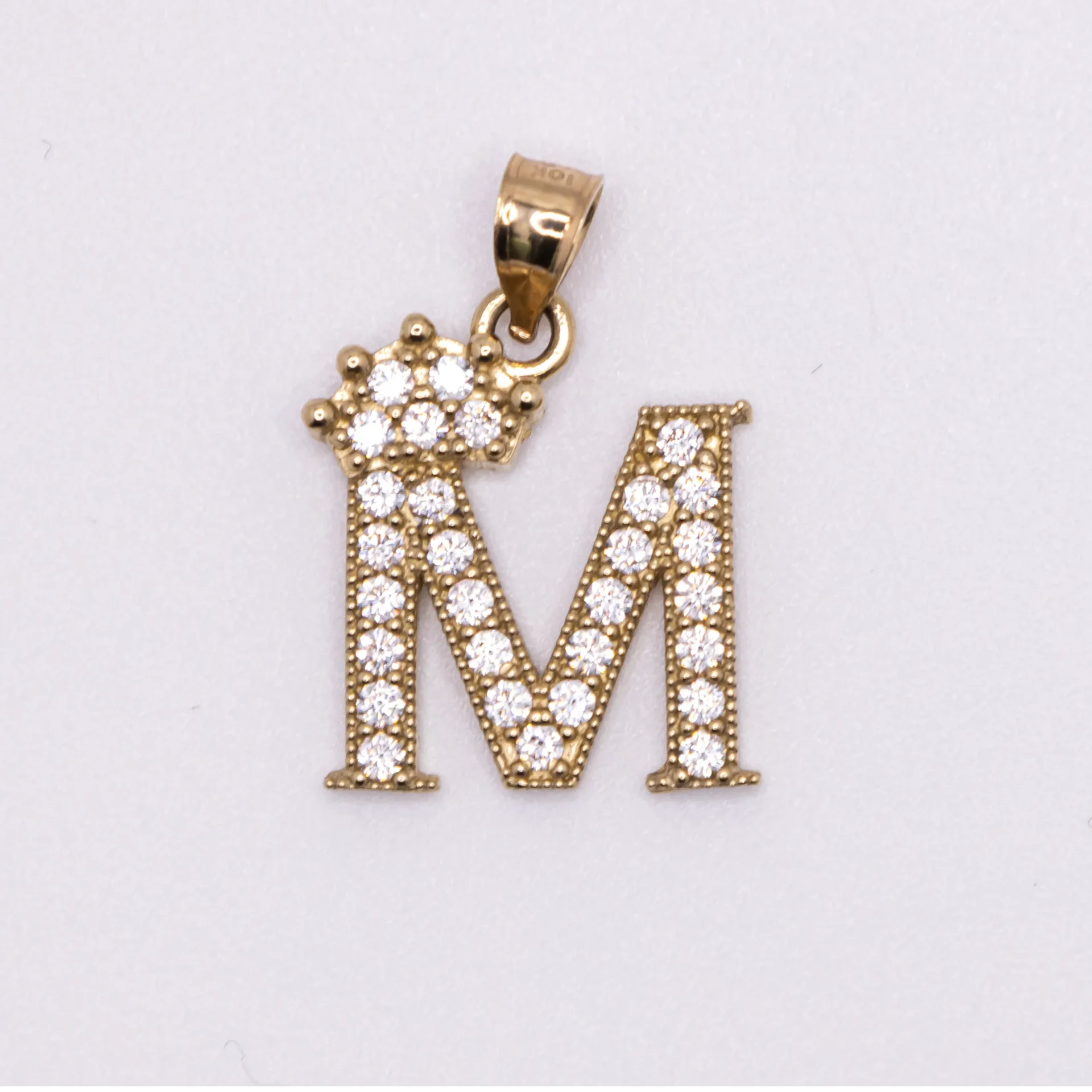 Dije de inicial M 10k con zirconia