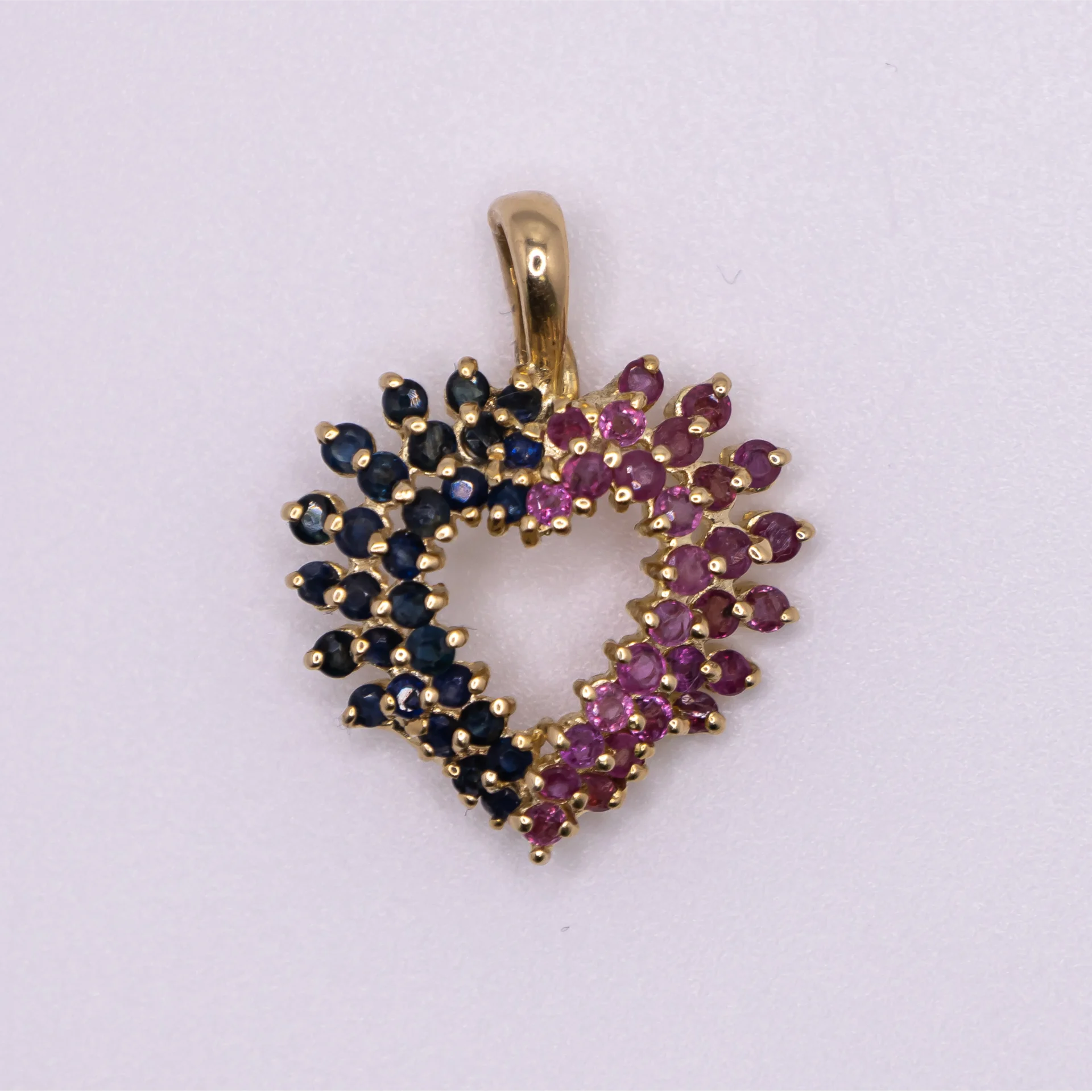 Dije en forma de corazon con piedras preciosas 14k