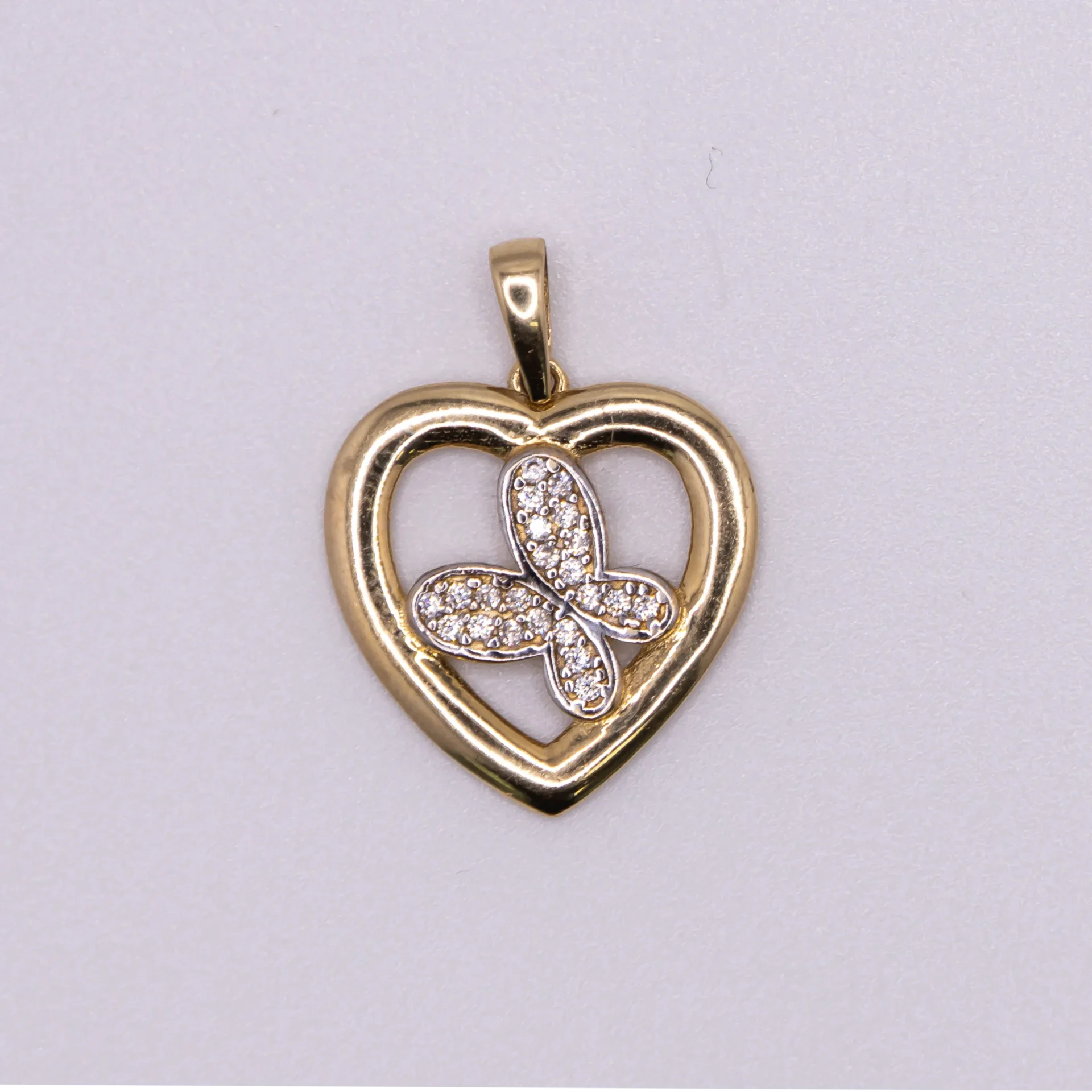 Dije en forma de corazon con zirconia 14k