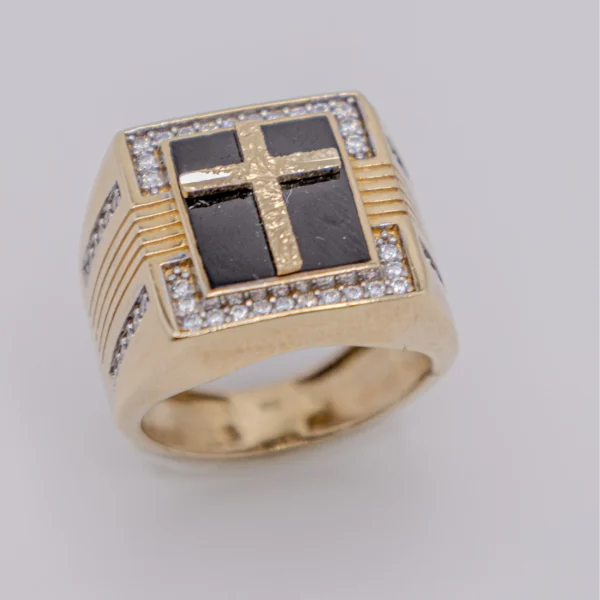 Anillo para Hombre con Cruz y Chispas en Ónix 10k