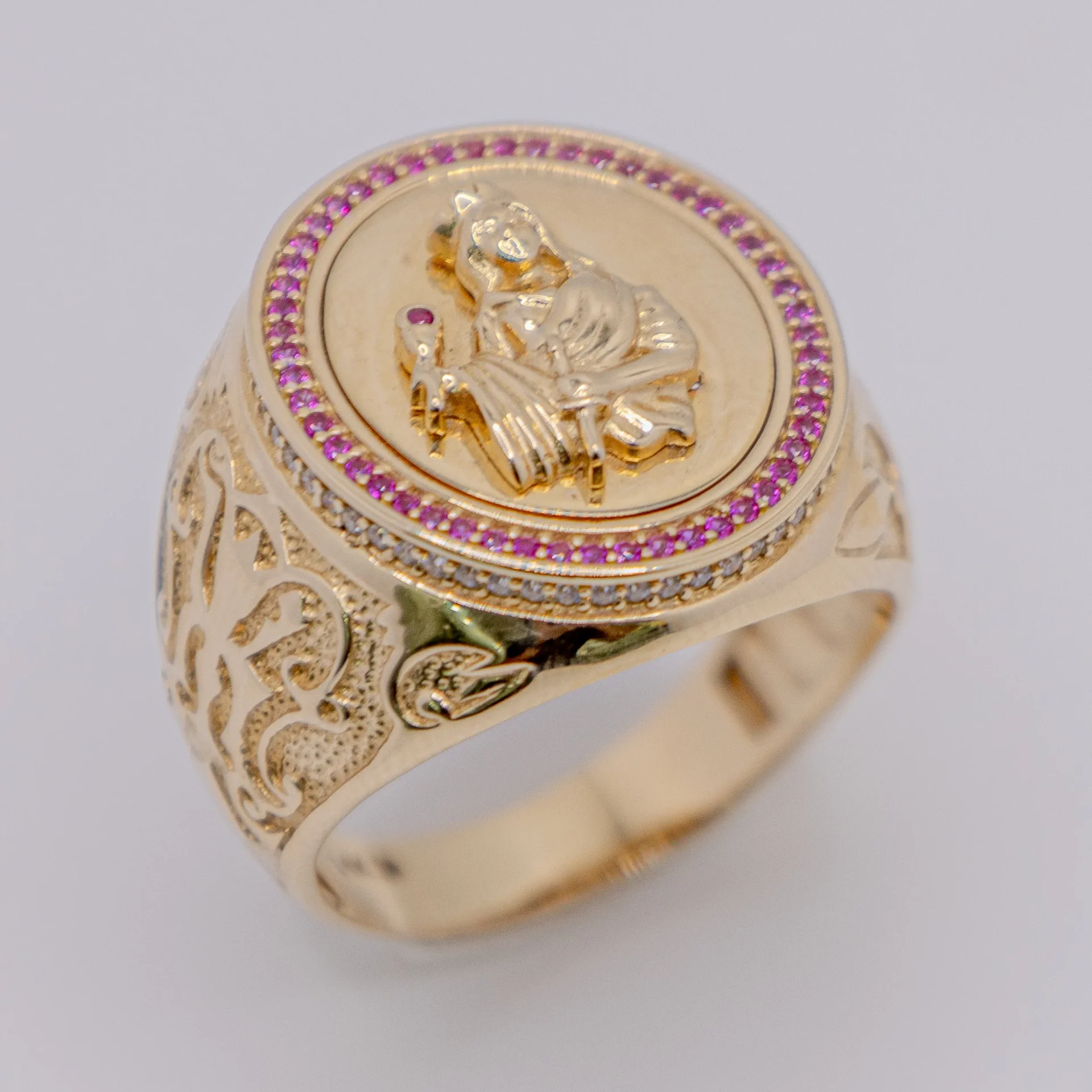 Anillo para Hombre con Santa Barbara Ovalada Sobre Piedra Color Rubí 14k