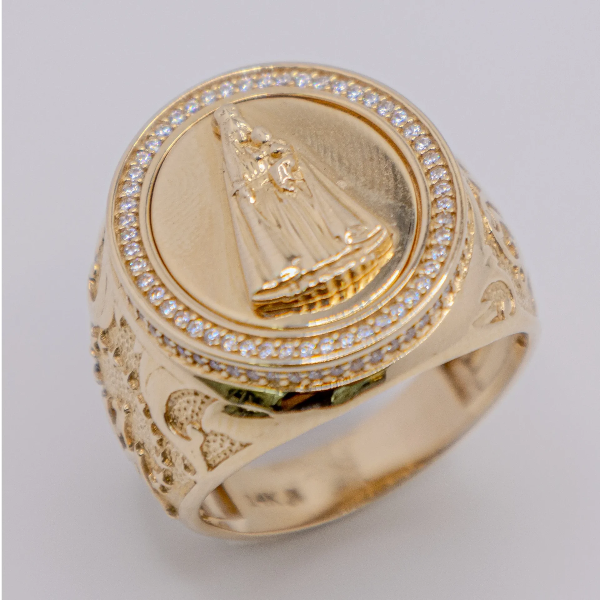 Anillo para Hombre: Virgen y Chispas, Diseño Ovalado 14k