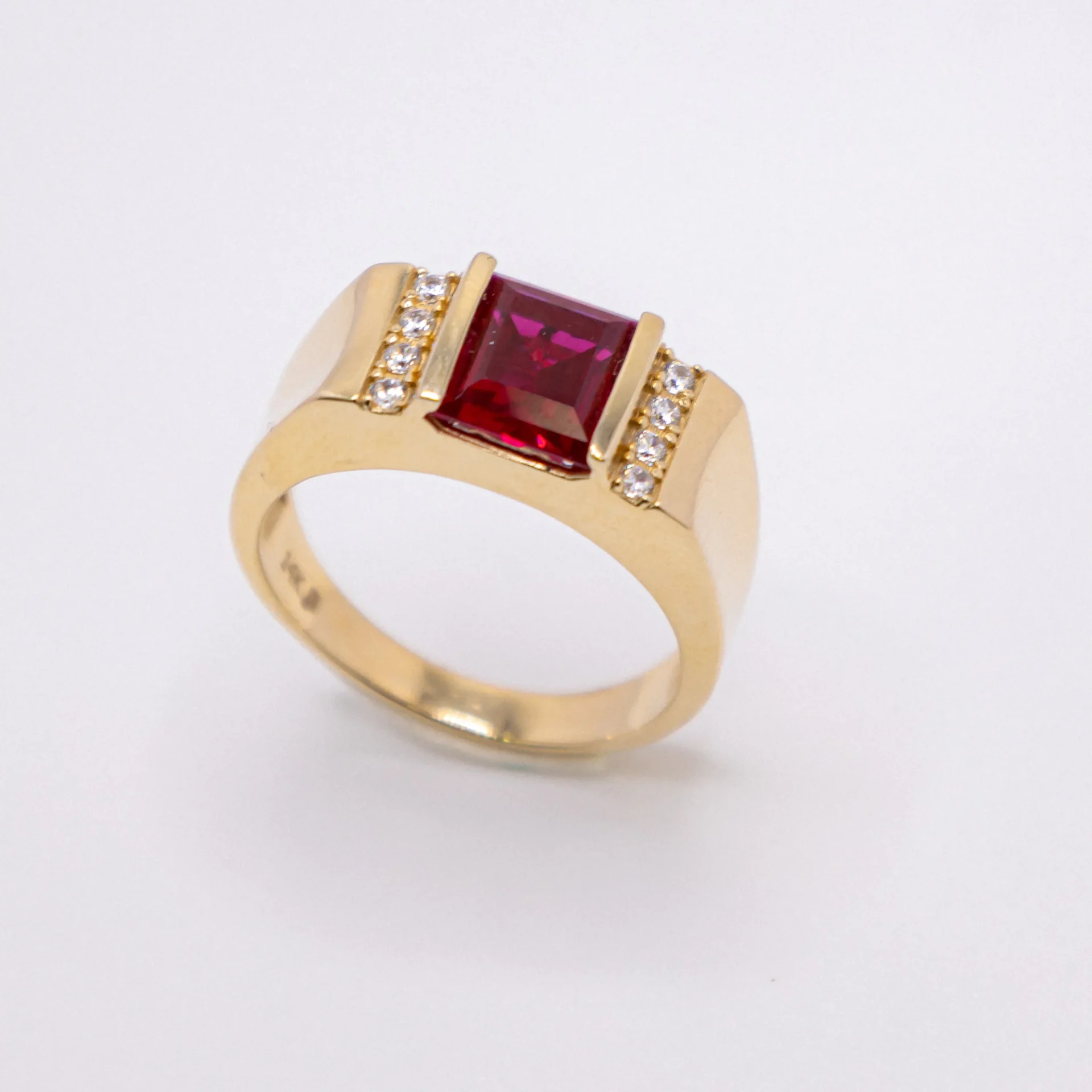 Anillo para Hombre con Piedra Color Rubí 14k