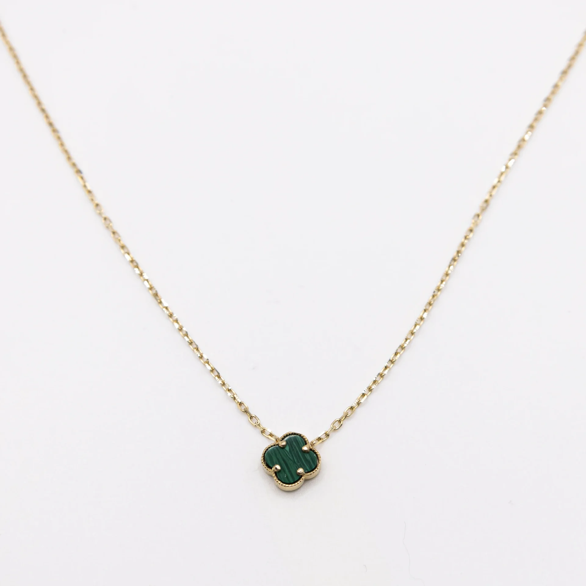 Cadena con Flor Verde 10k