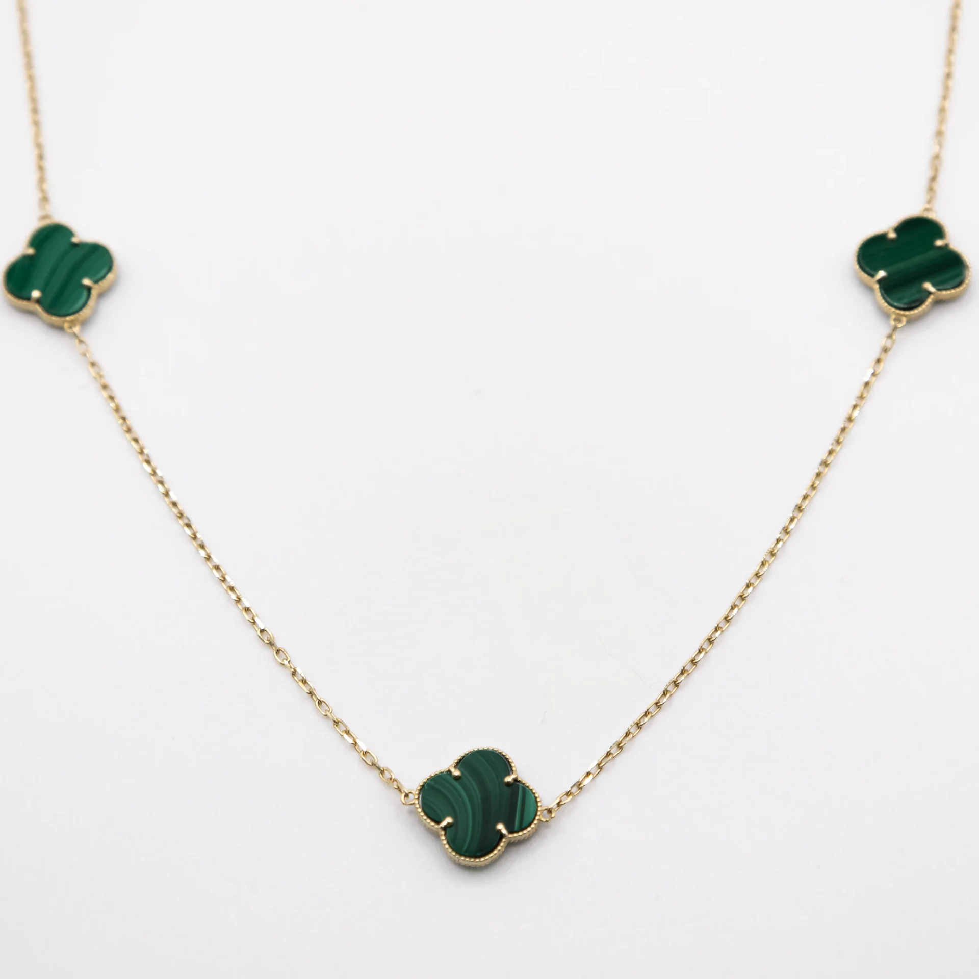 Cadena con Tres Flores Verdes Grandes 10k