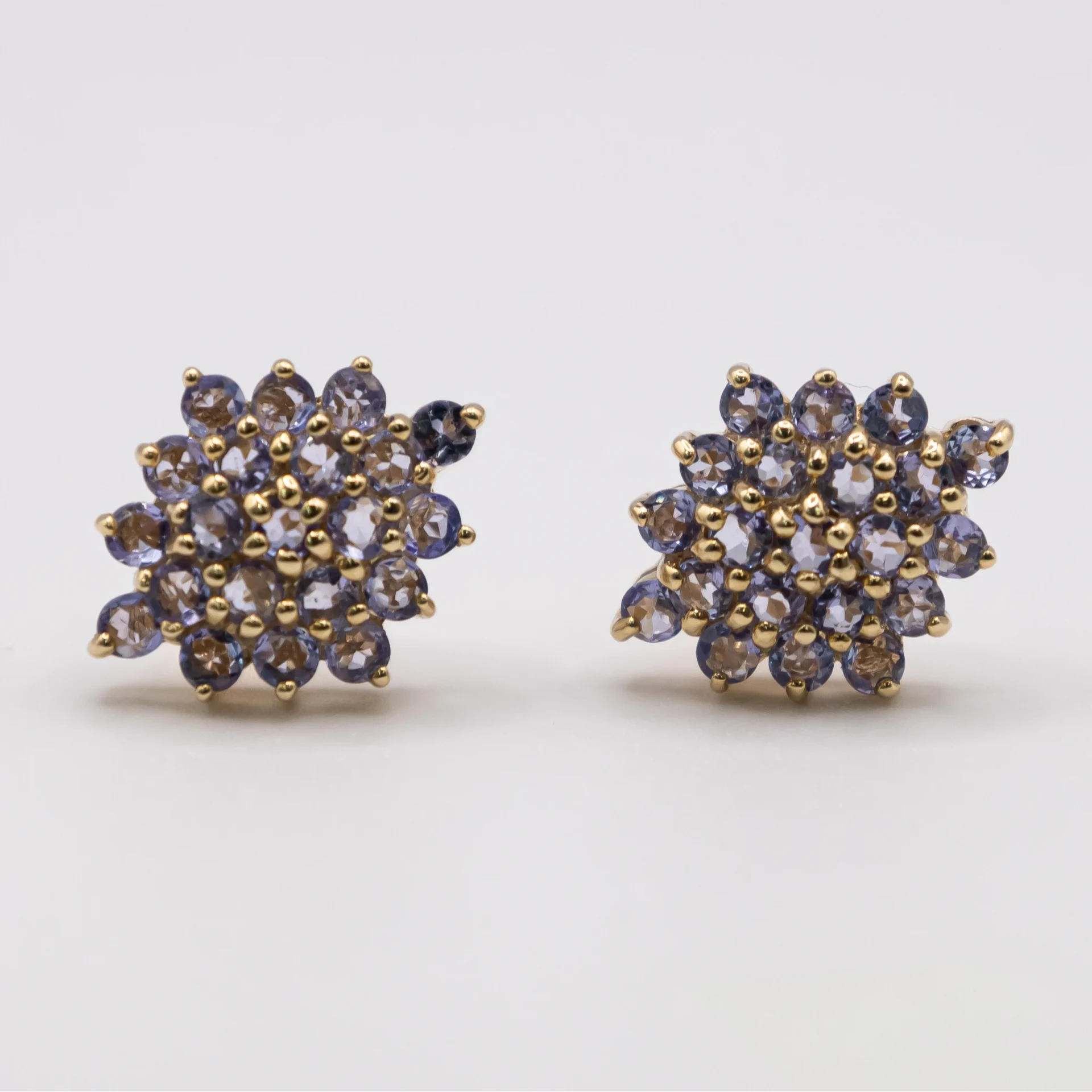 Aretes de Flor en Rombo con Piedras 14k