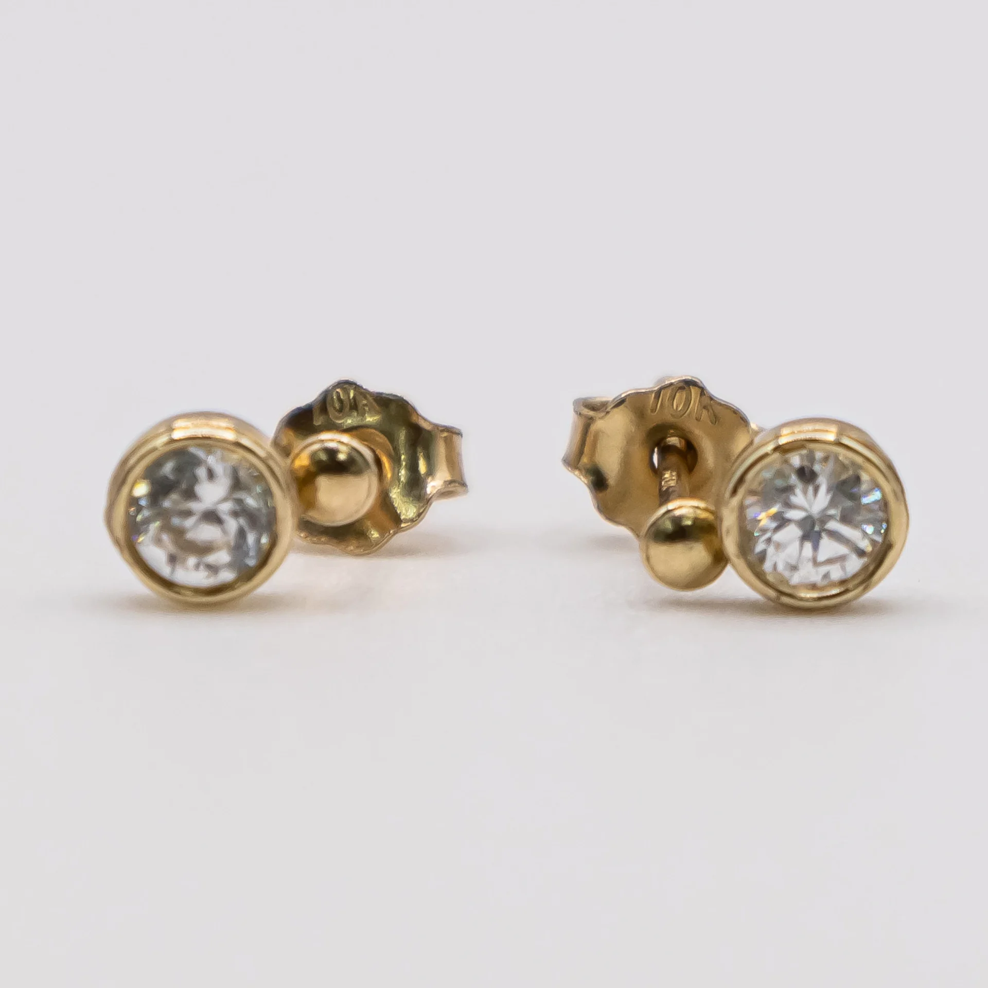 Aretes Redondos con Zirconia 10k