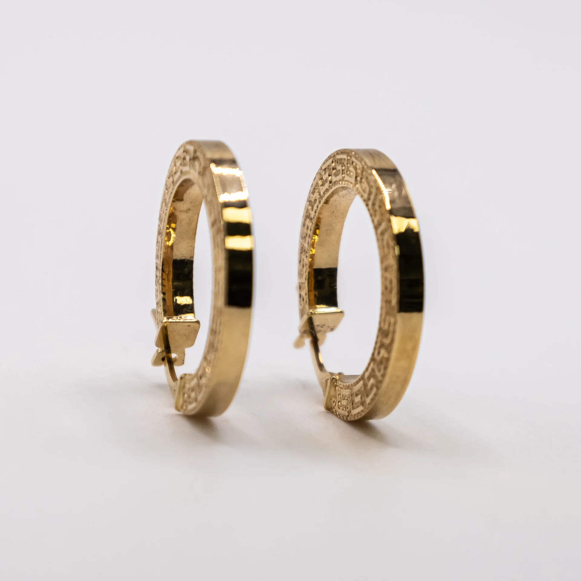 Argollas de Banda Lisa y Estilo Versace 10k