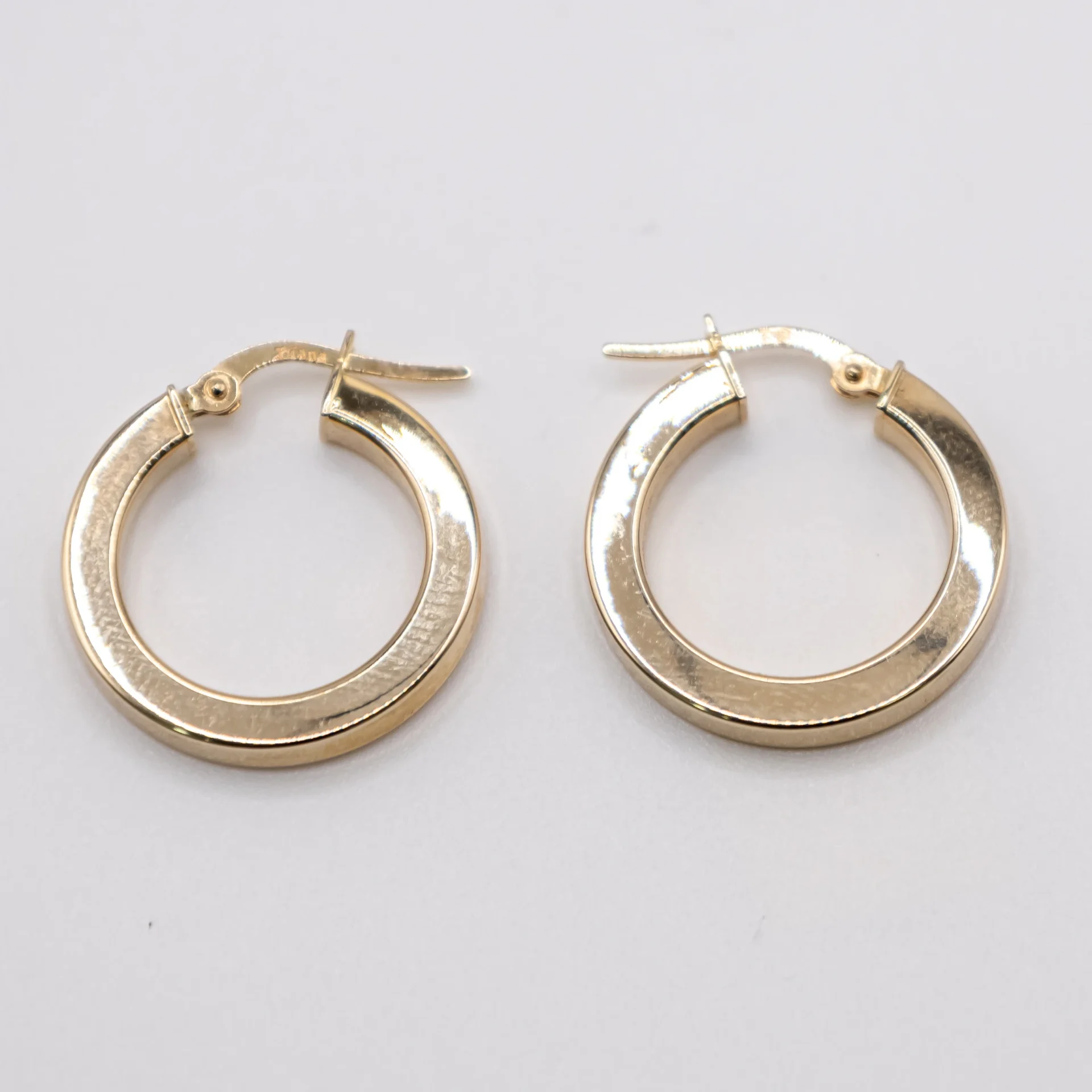 Argollas de Banda Ancha y Lisa Medianas 14k