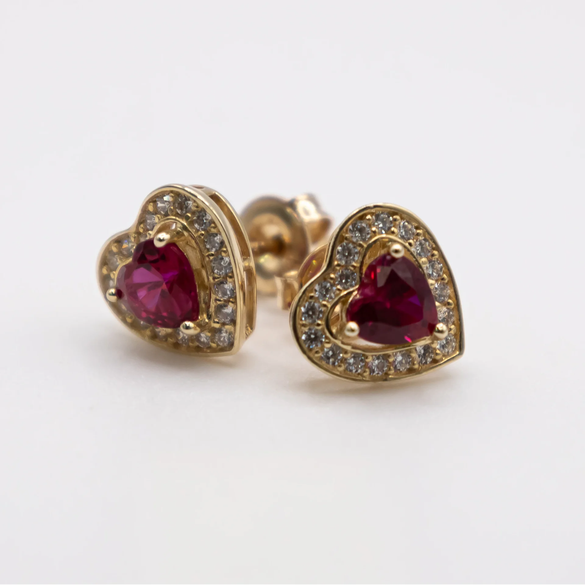 Aretes de Corazones con Zirconia y piedra roja 14k
