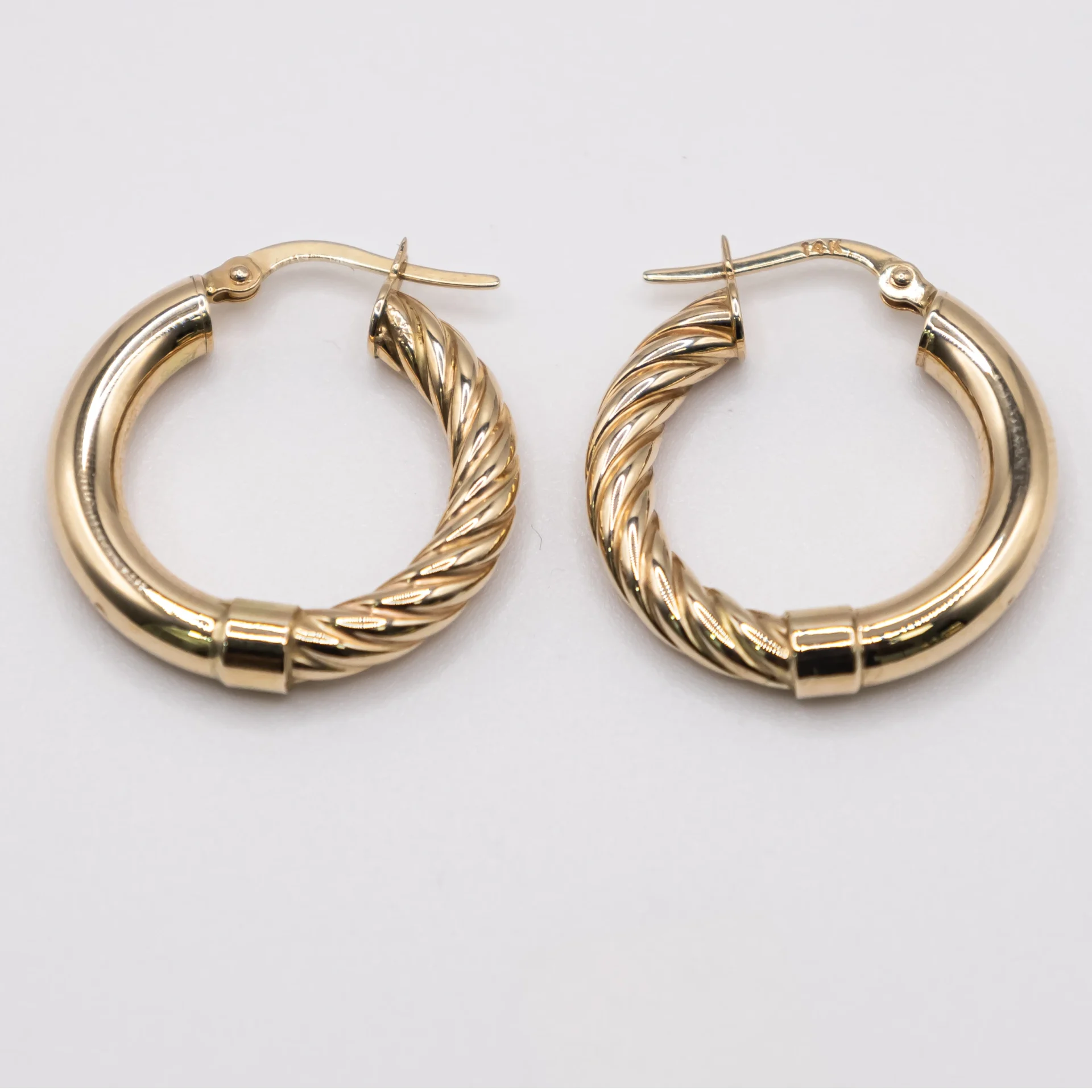 Argollas con Aros Dos Mitades: Torcido y Liso 14k