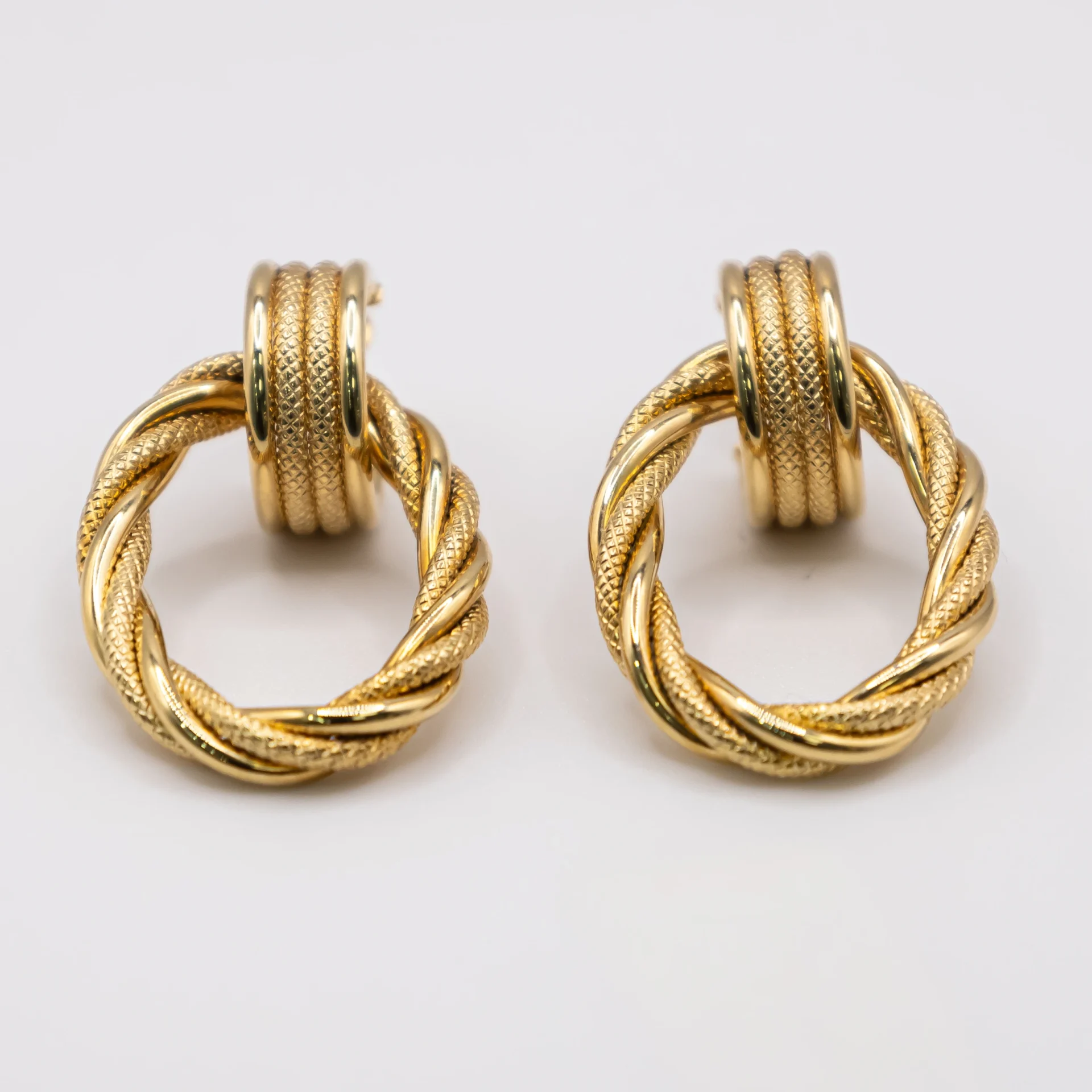 Artes con Diseño de Aldaba Torcida 14k