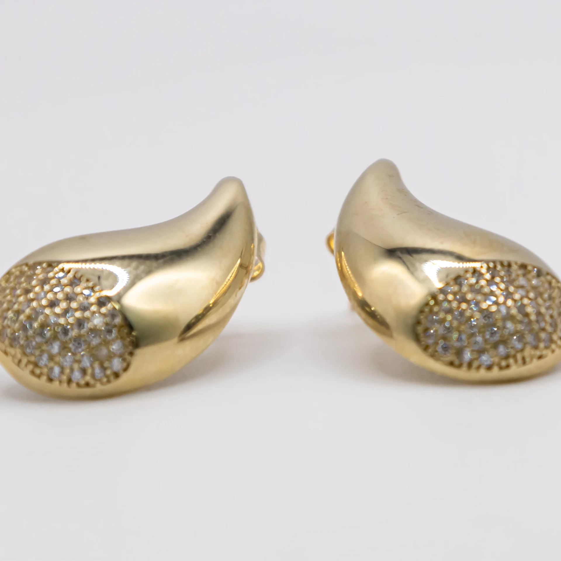 Aretes con Diseño de Lágrimas Grandes y Zirconias 10k