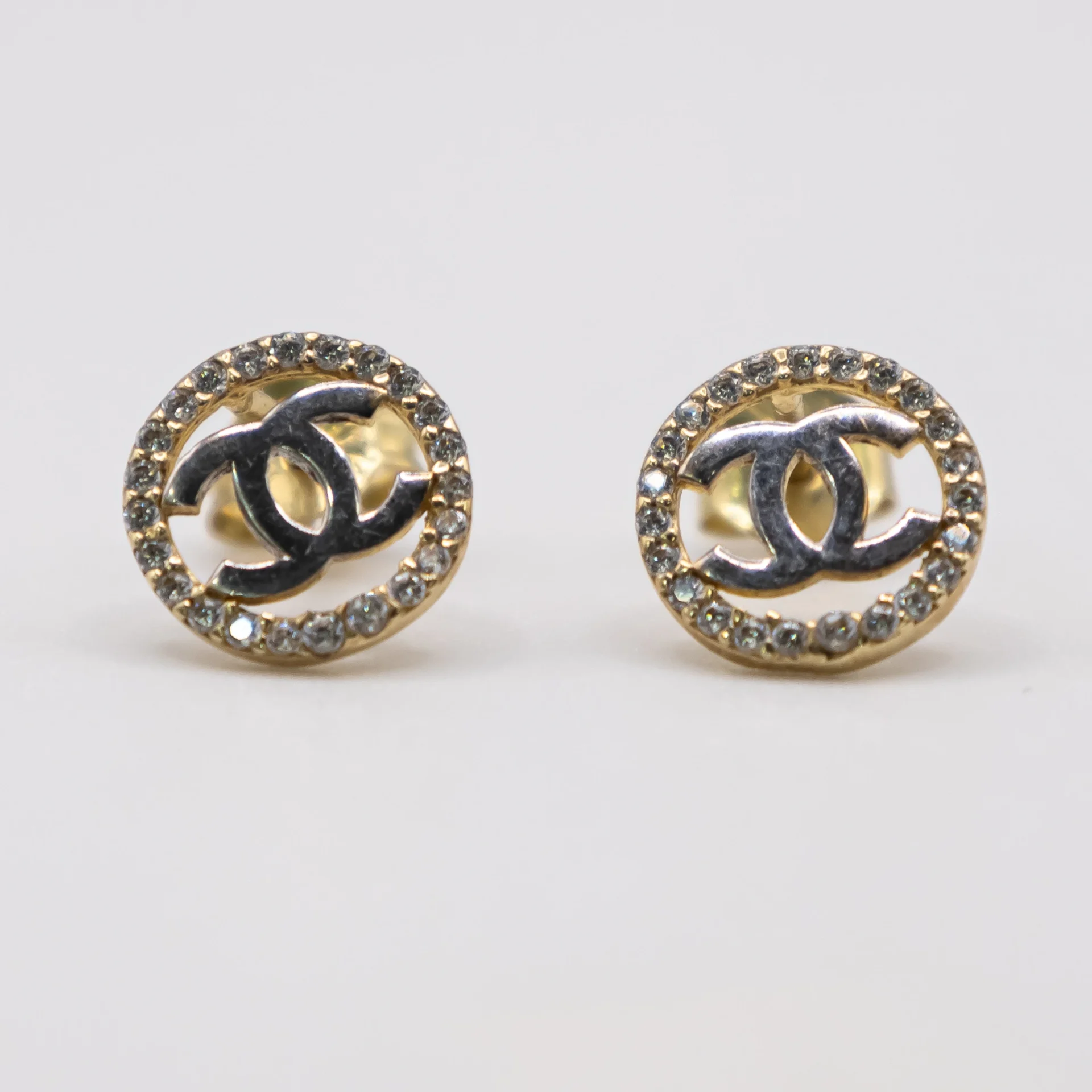 Aretes Redondos Estilo Chanel y Zirconia 10k
