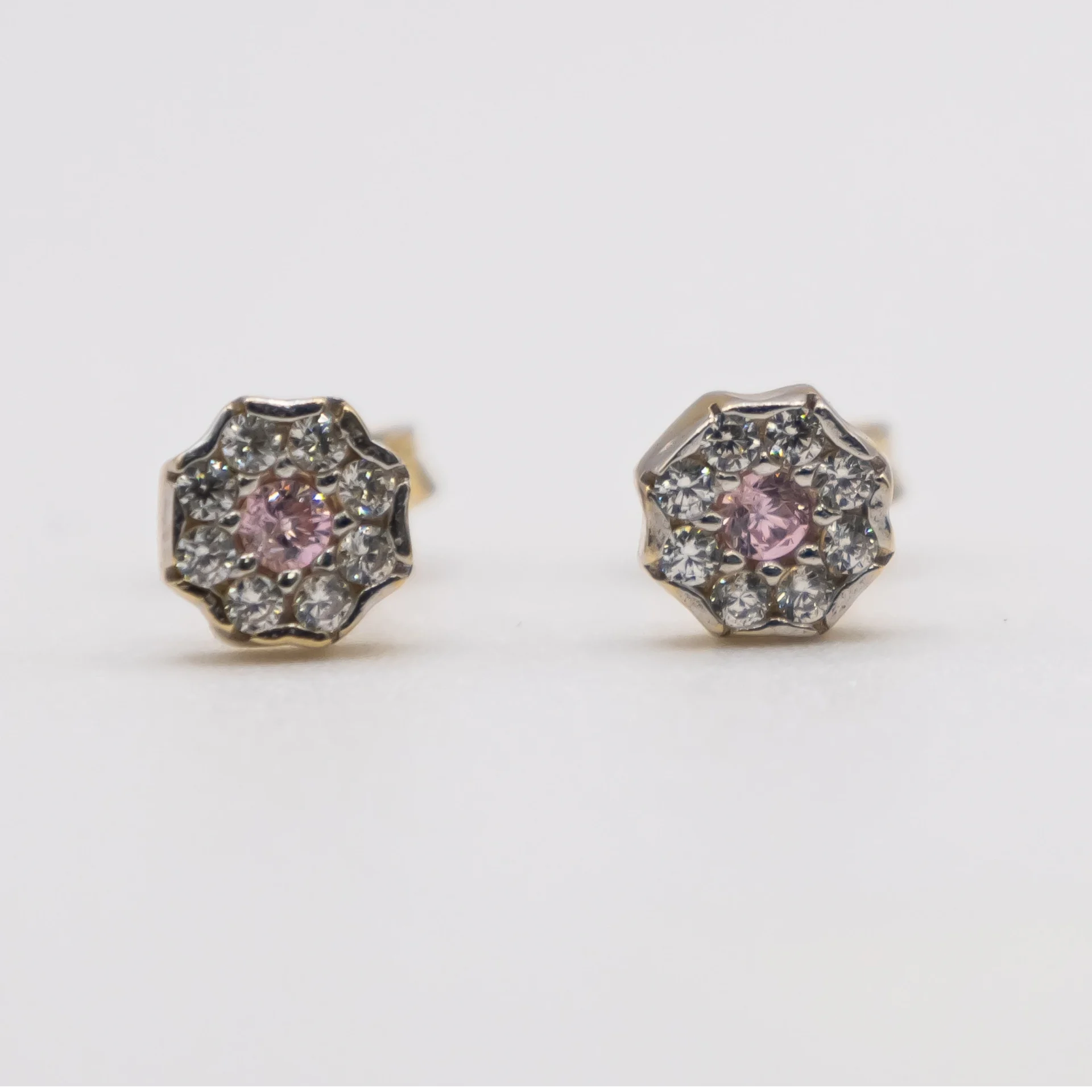 Aretes de Flor con Zirconia Pequeños 10k