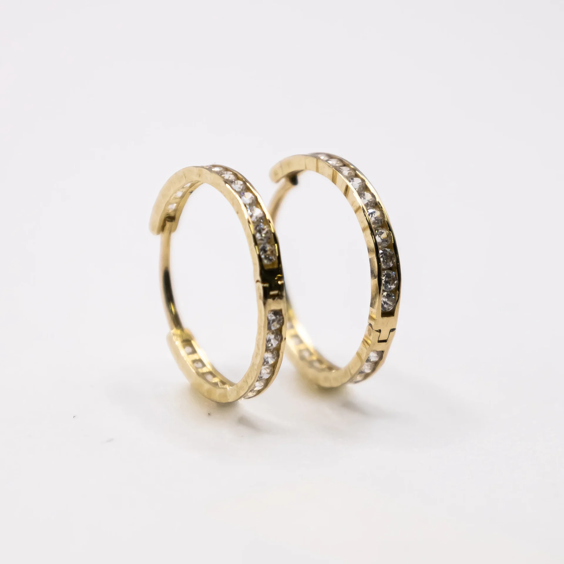 Argollas de Banda Fina y Zirconia 10k