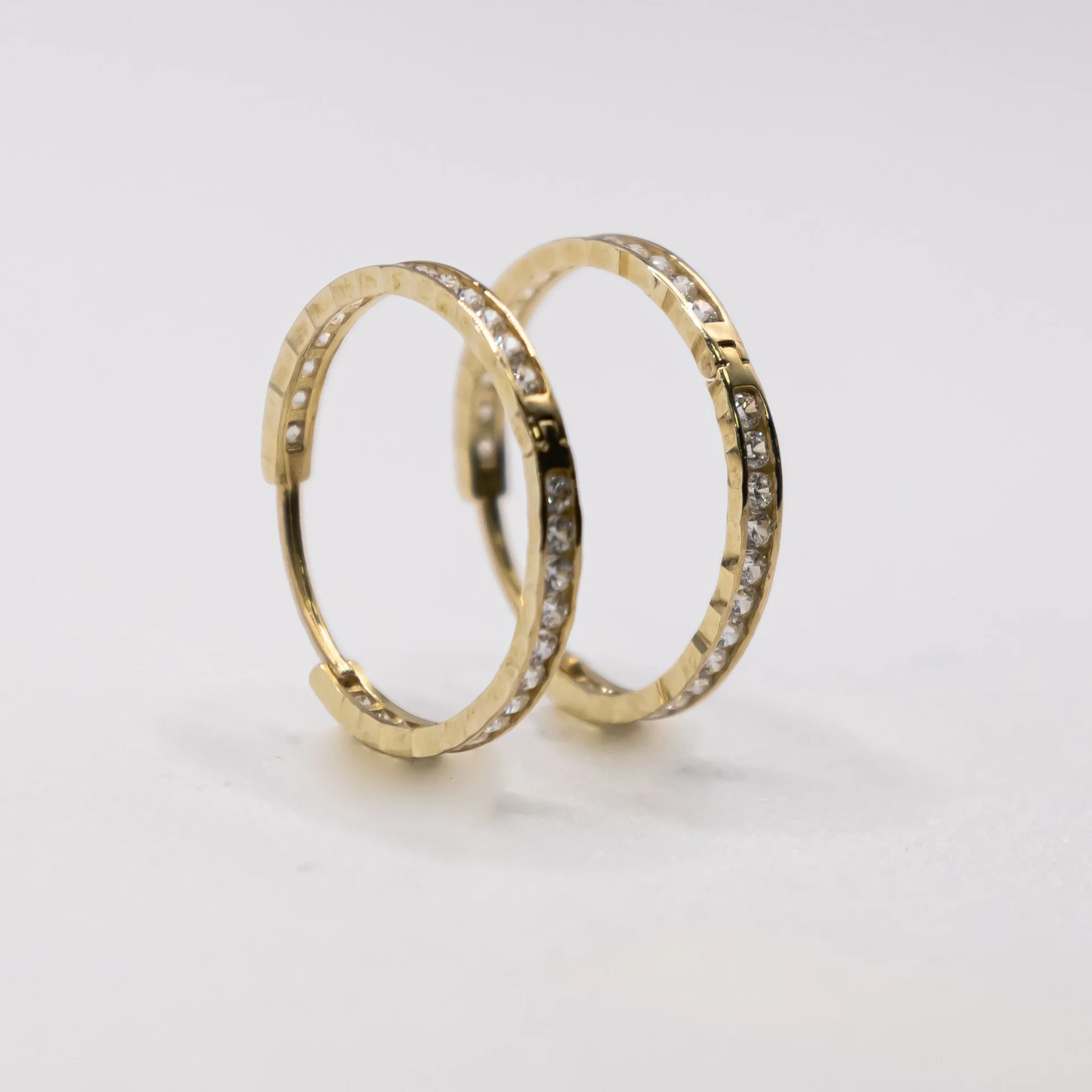 Argollas de Banda Fina y Zirconia Mediana 10k