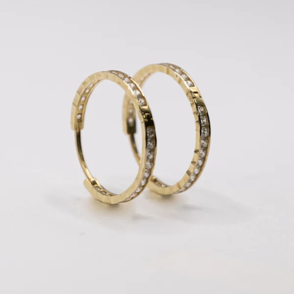 Argollas de Banda Fina y Zirconia Mediana 10k
