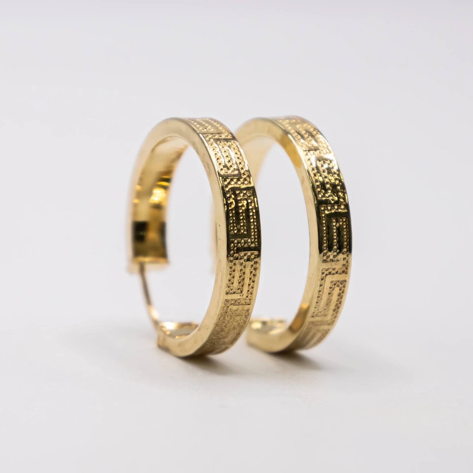 Argollas Medianas de Banda Ancha Estilo Versace 14k