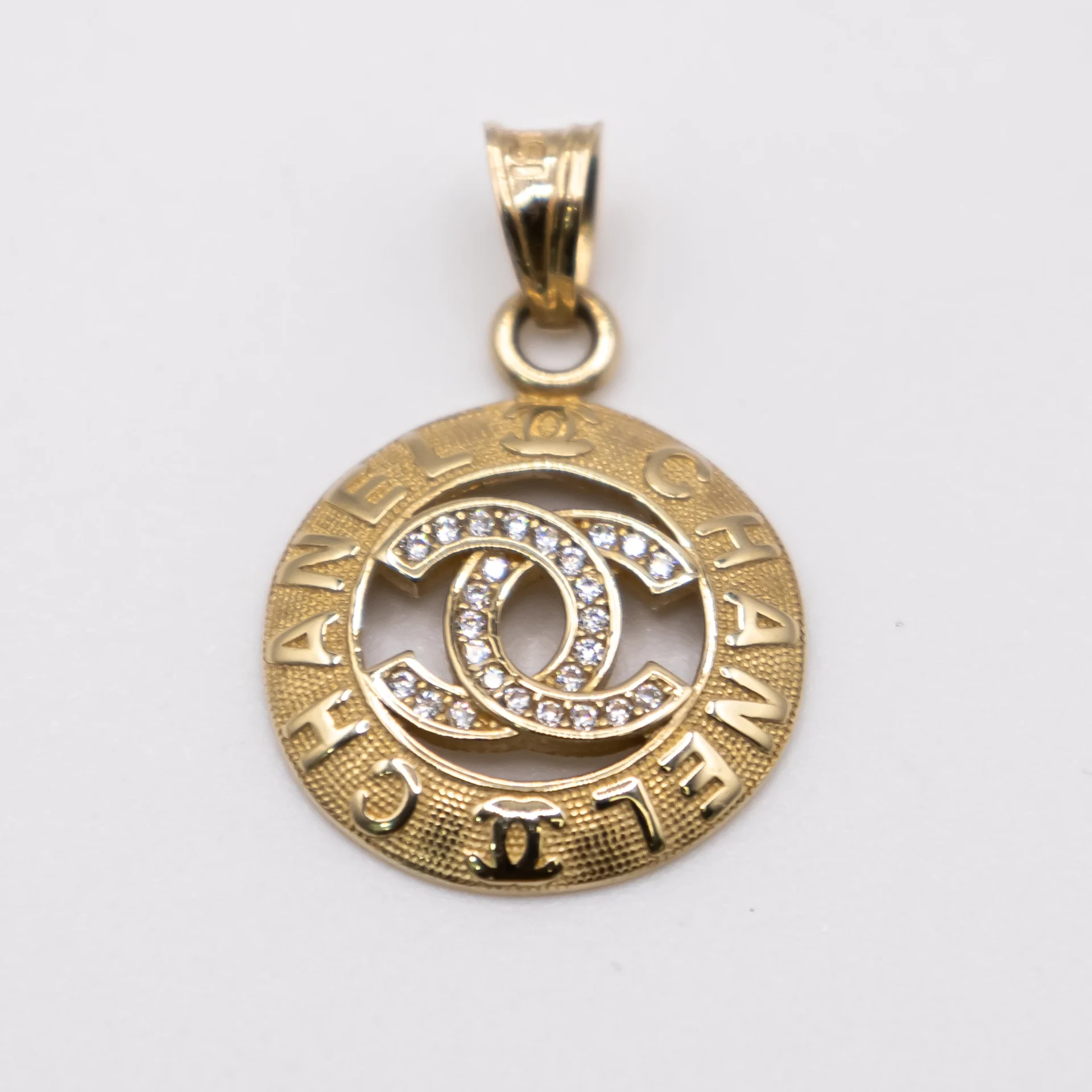 Dije de Medalla Estilo Channel