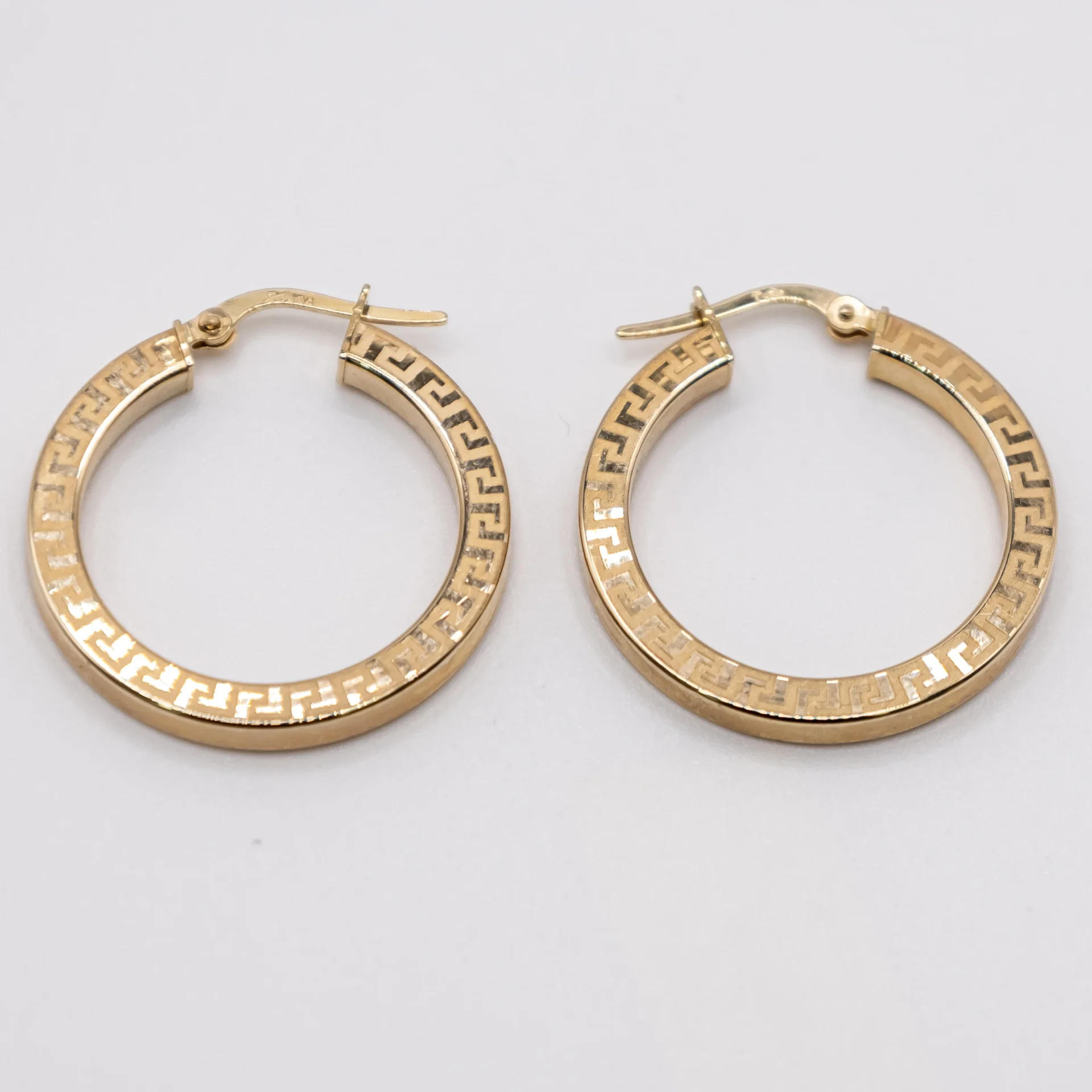Argollas Grandes de Banda Semi Ancha Estilo Versace 14k