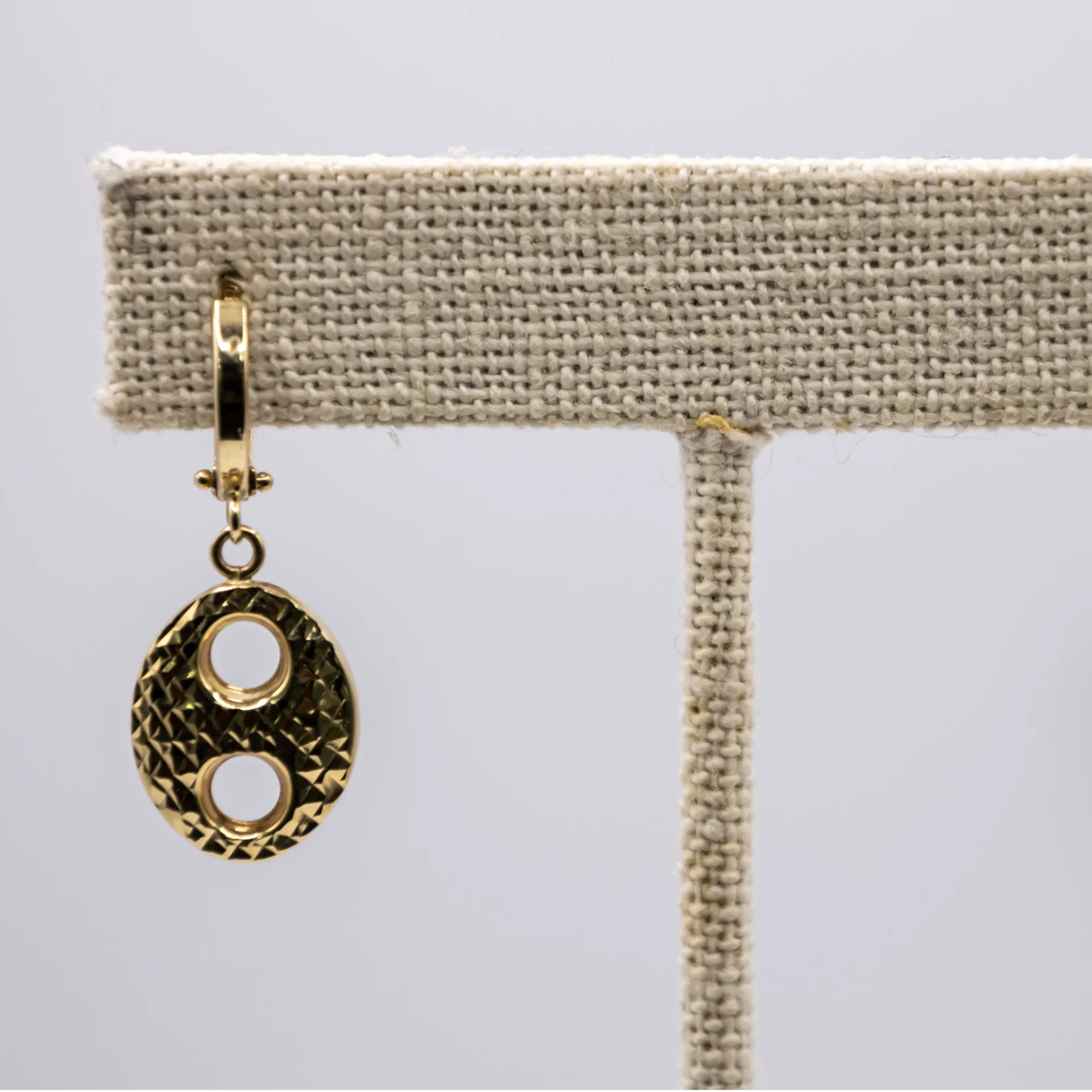 Aretes colgantes estilo Gucci texturizado