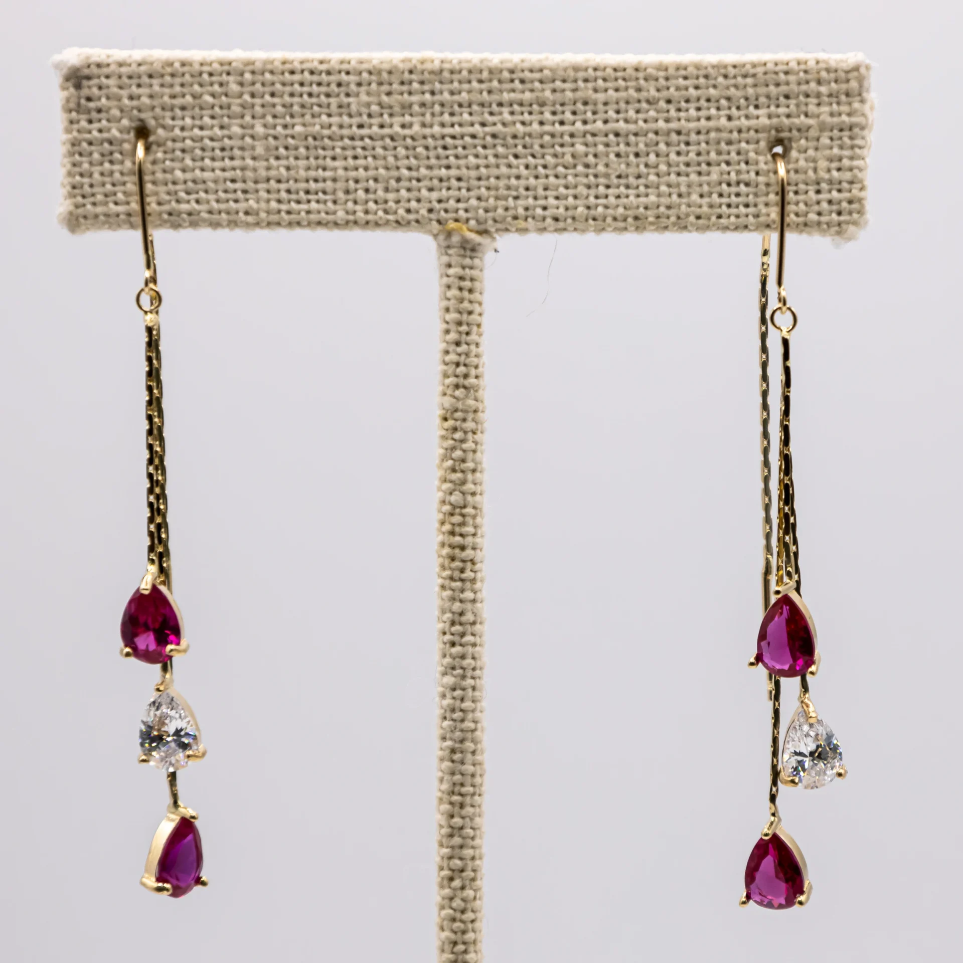 Aretes colgantes con piedras color rubí y zirconia